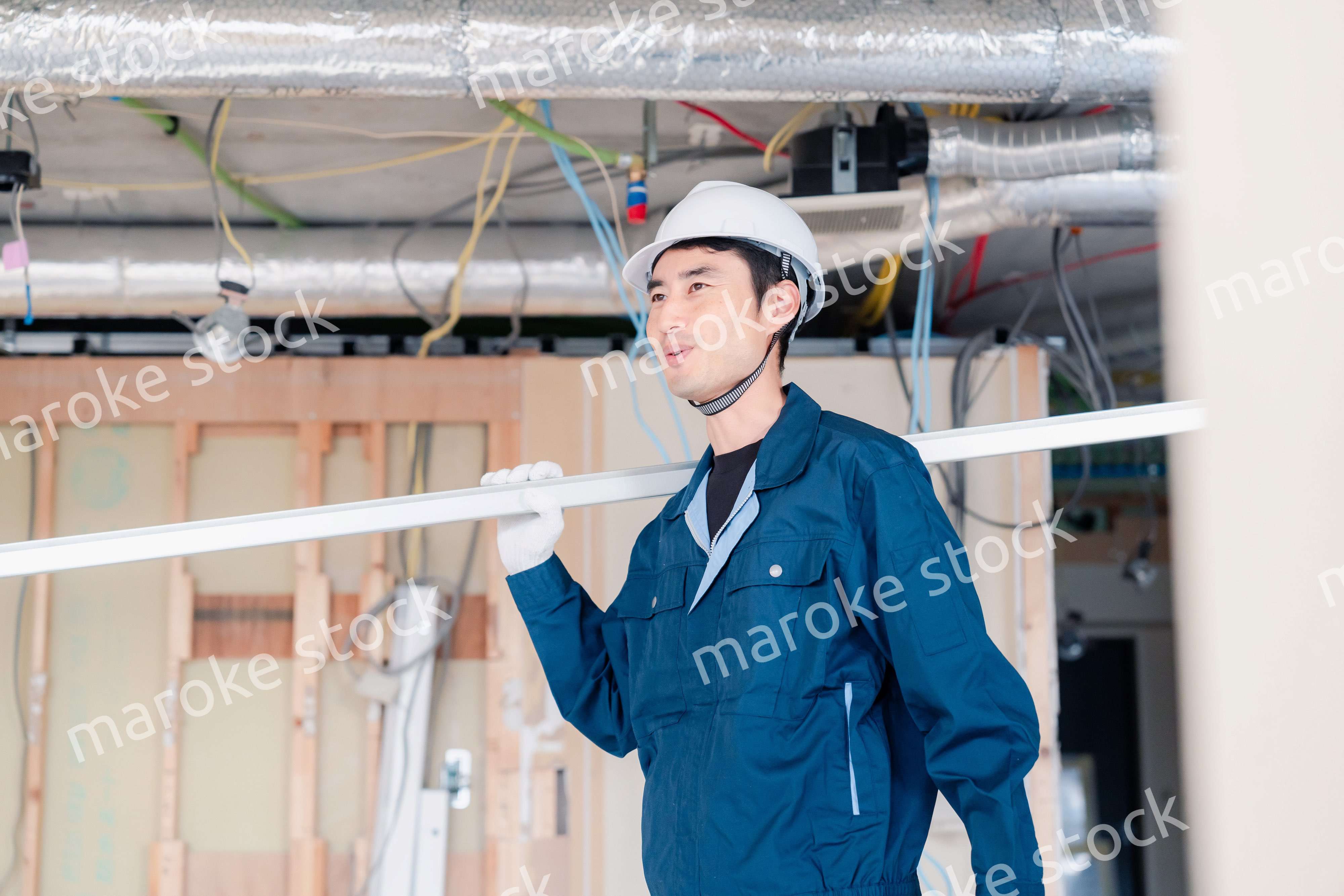 現場に資材を搬入する大工さん