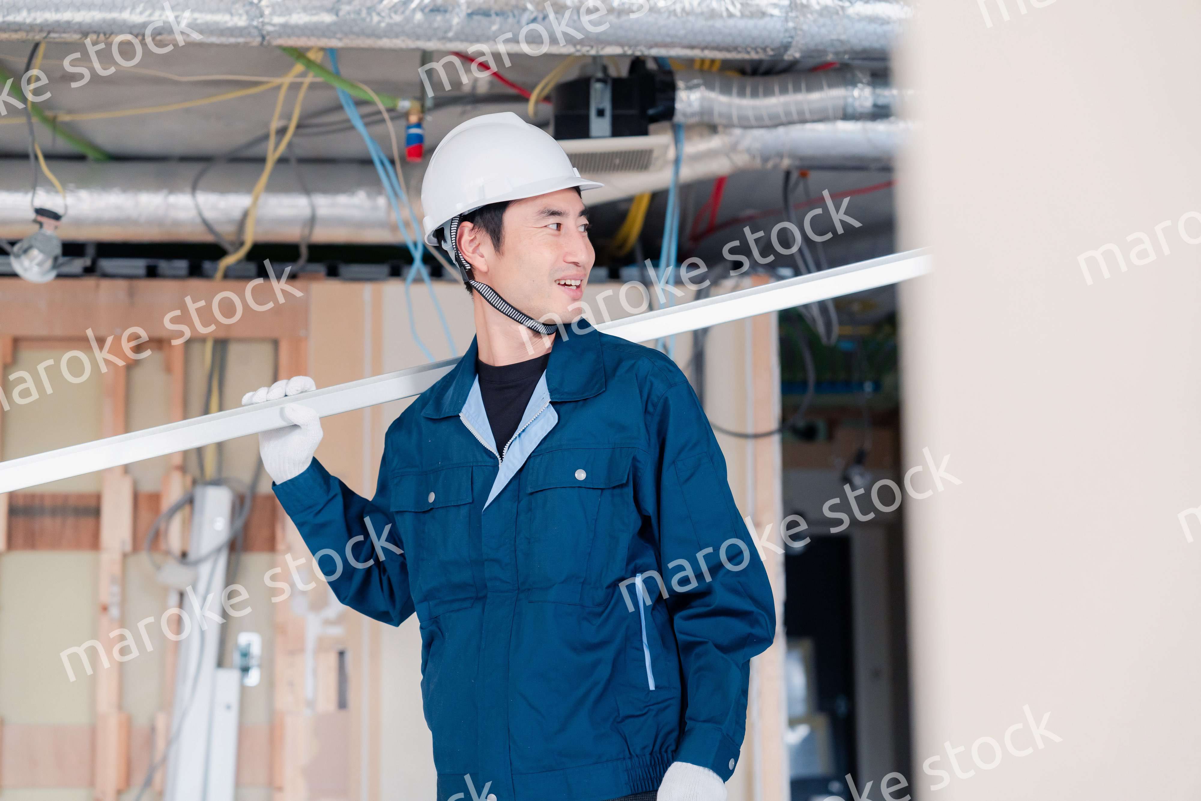 現場に資材を搬入する大工さん