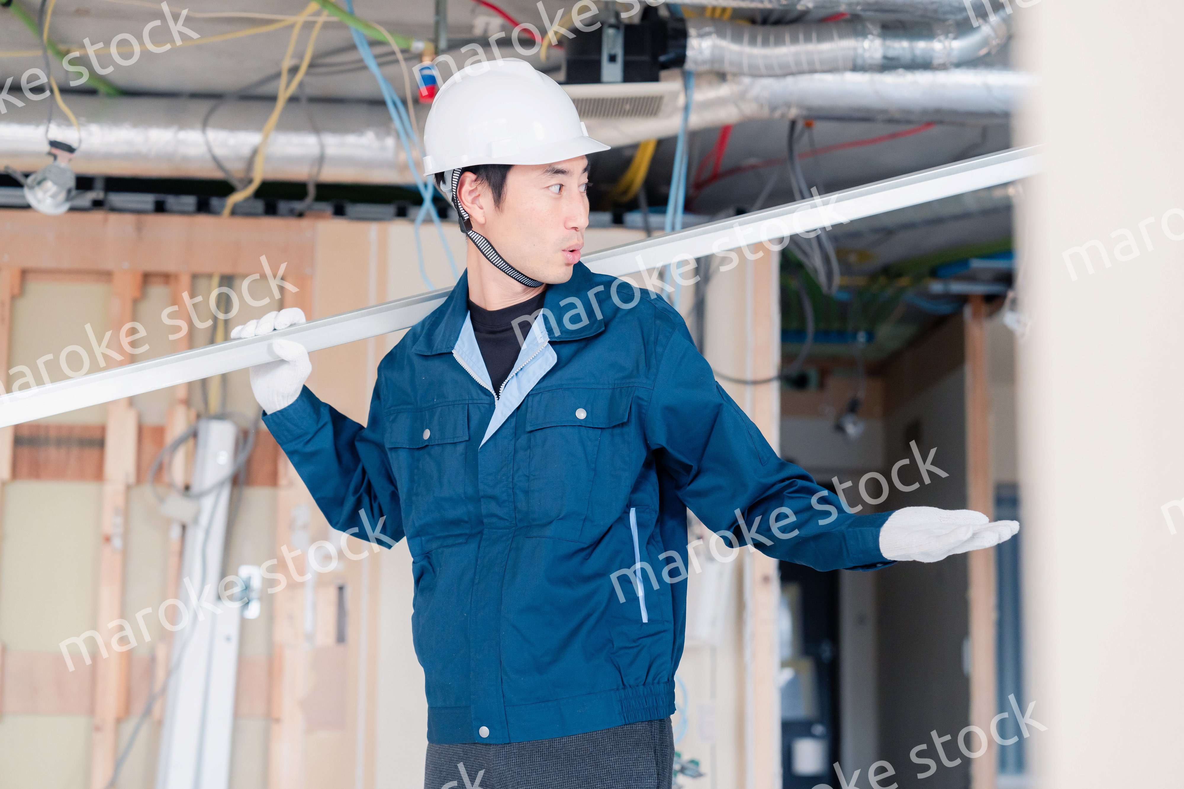 現場に資材を搬入する大工さん