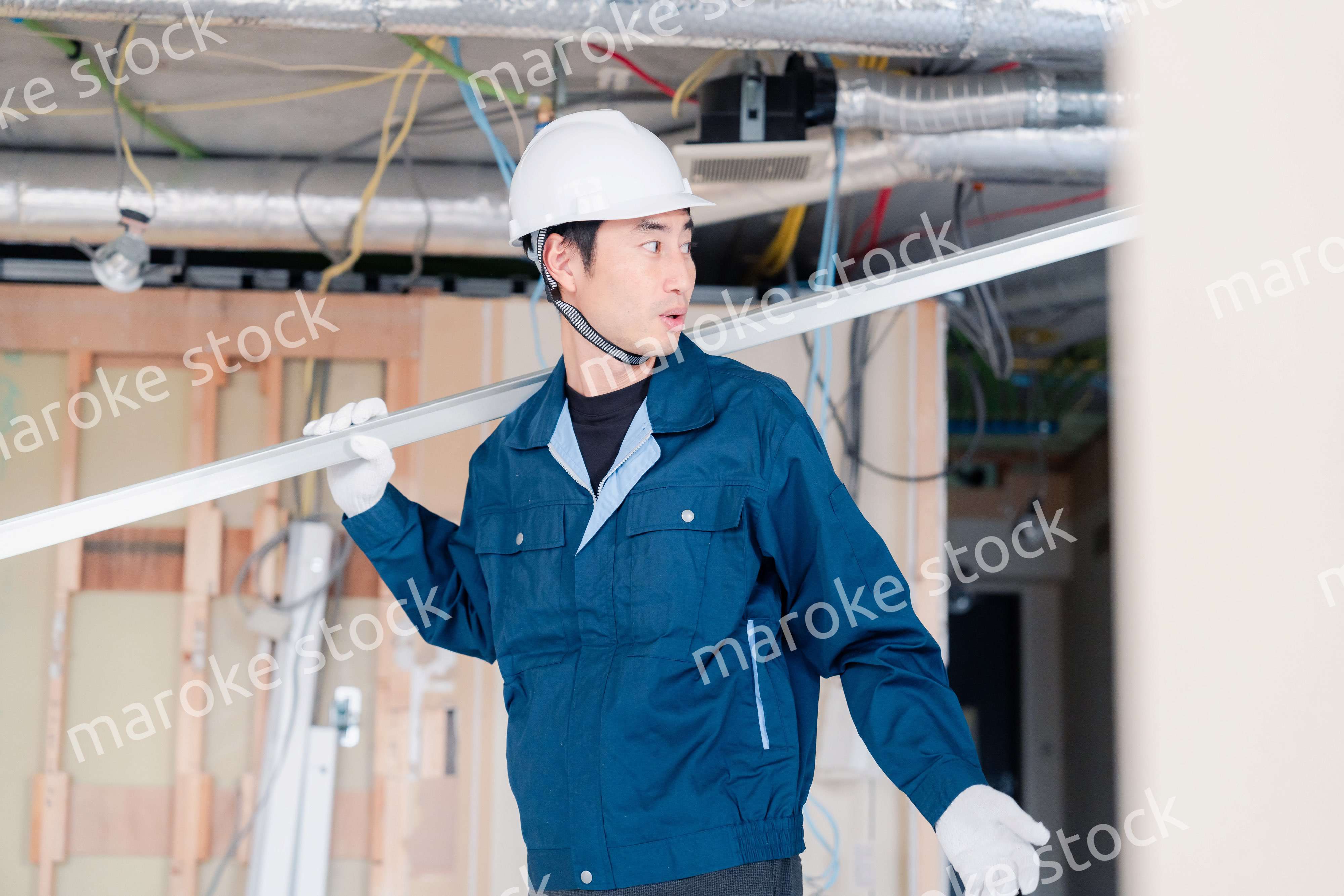 現場に資材を搬入する大工さん