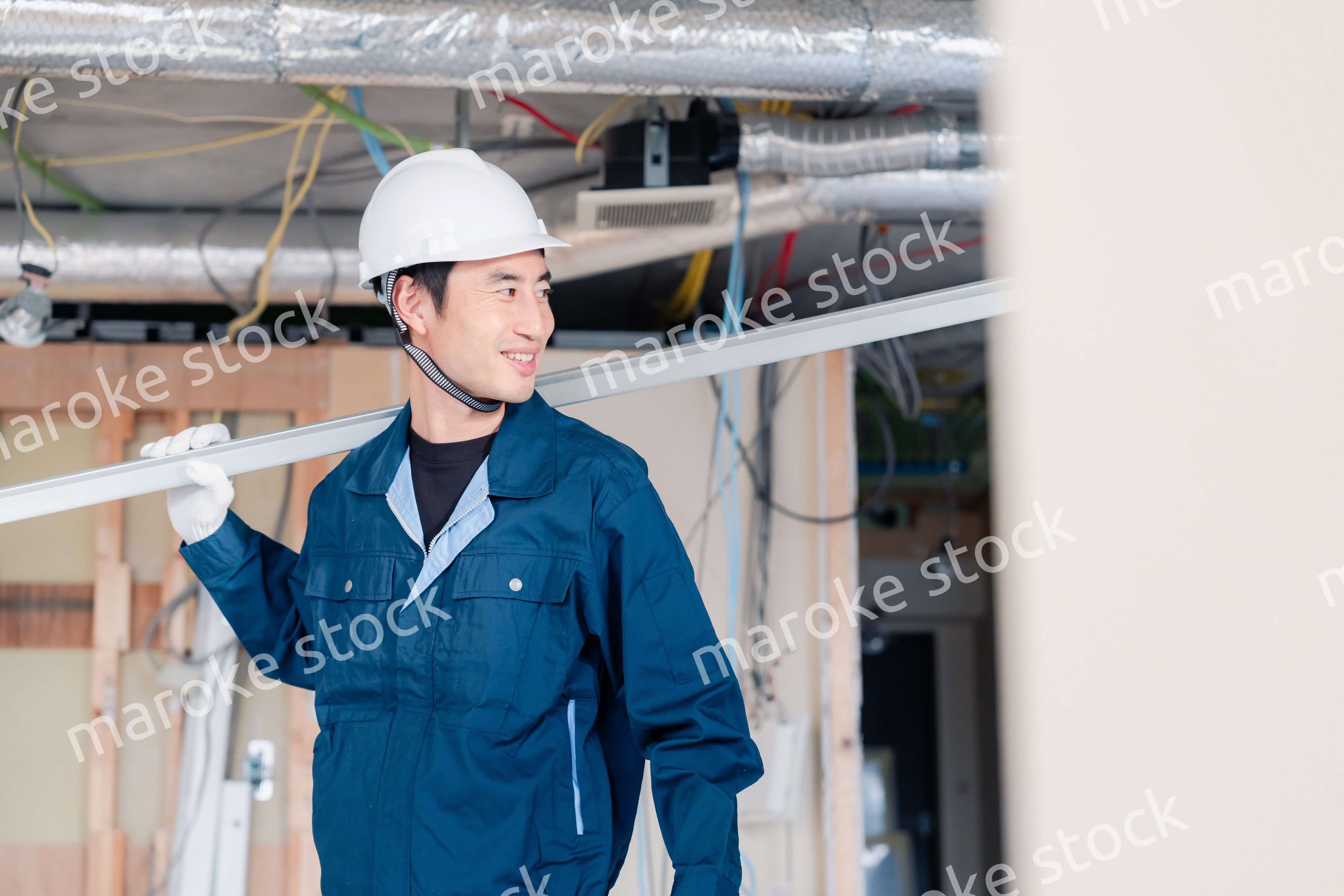 現場に資材を搬入する大工さん