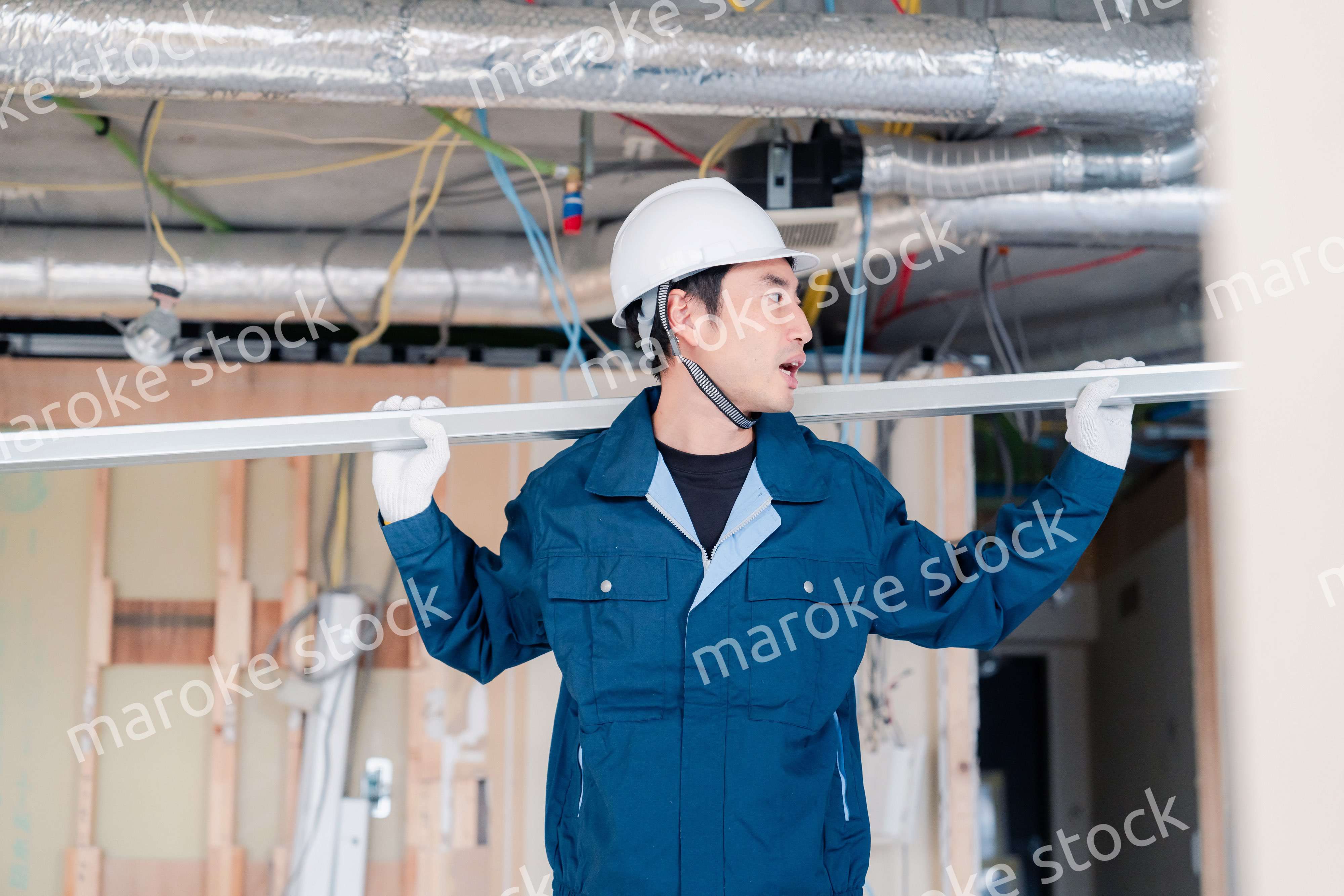 現場に資材を搬入する大工さん