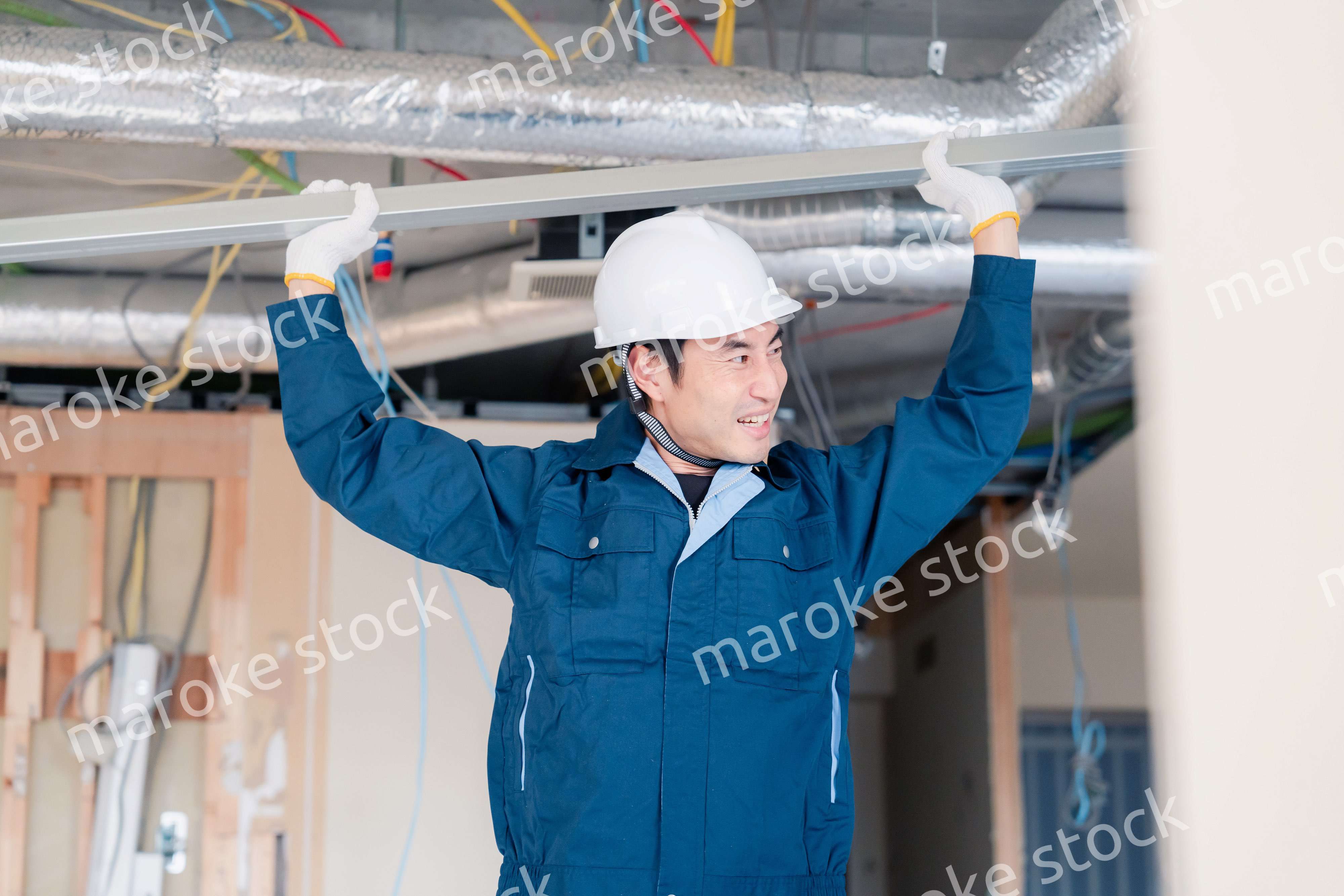 現場に資材を搬入する大工さん