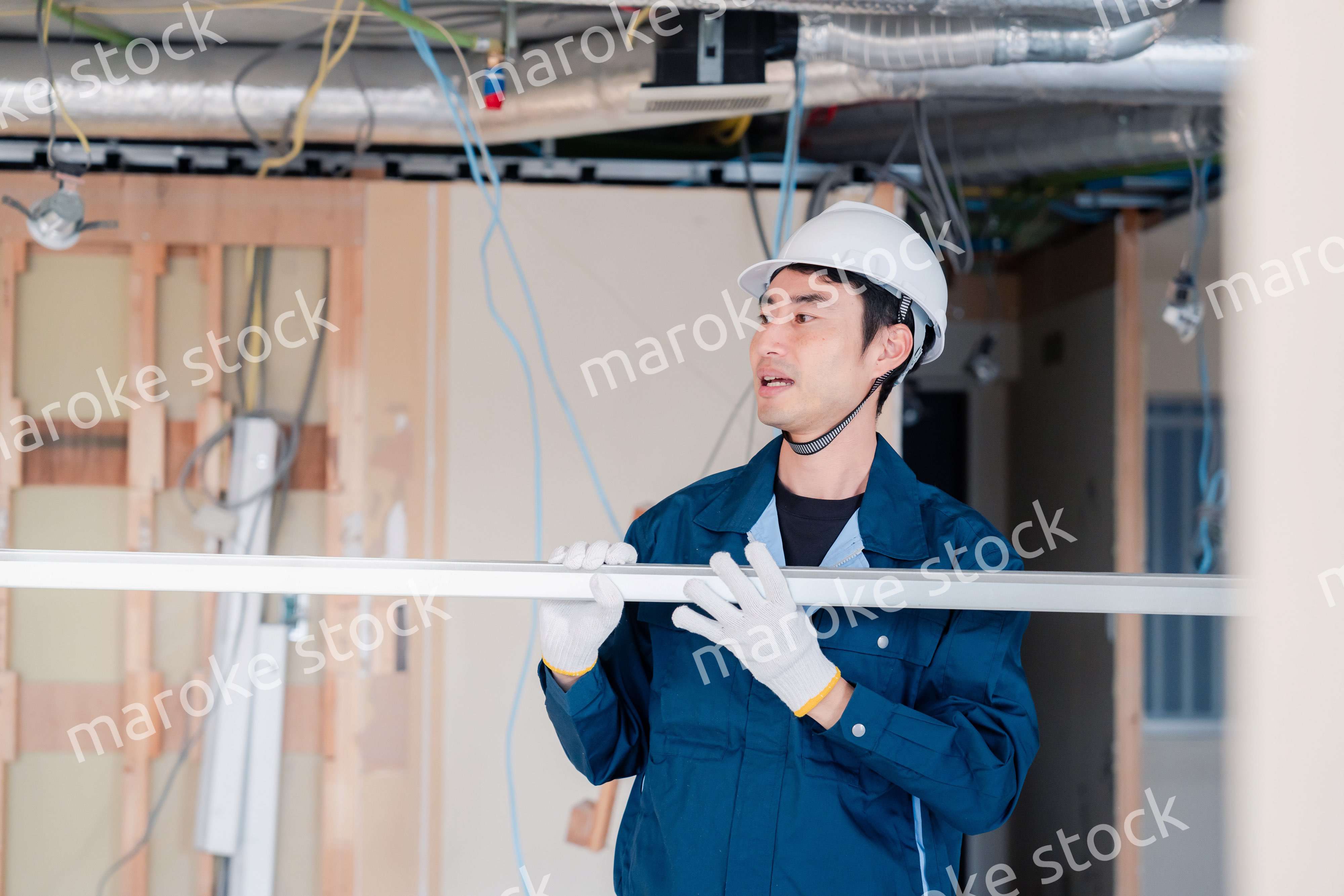 現場に資材を搬入する大工さん