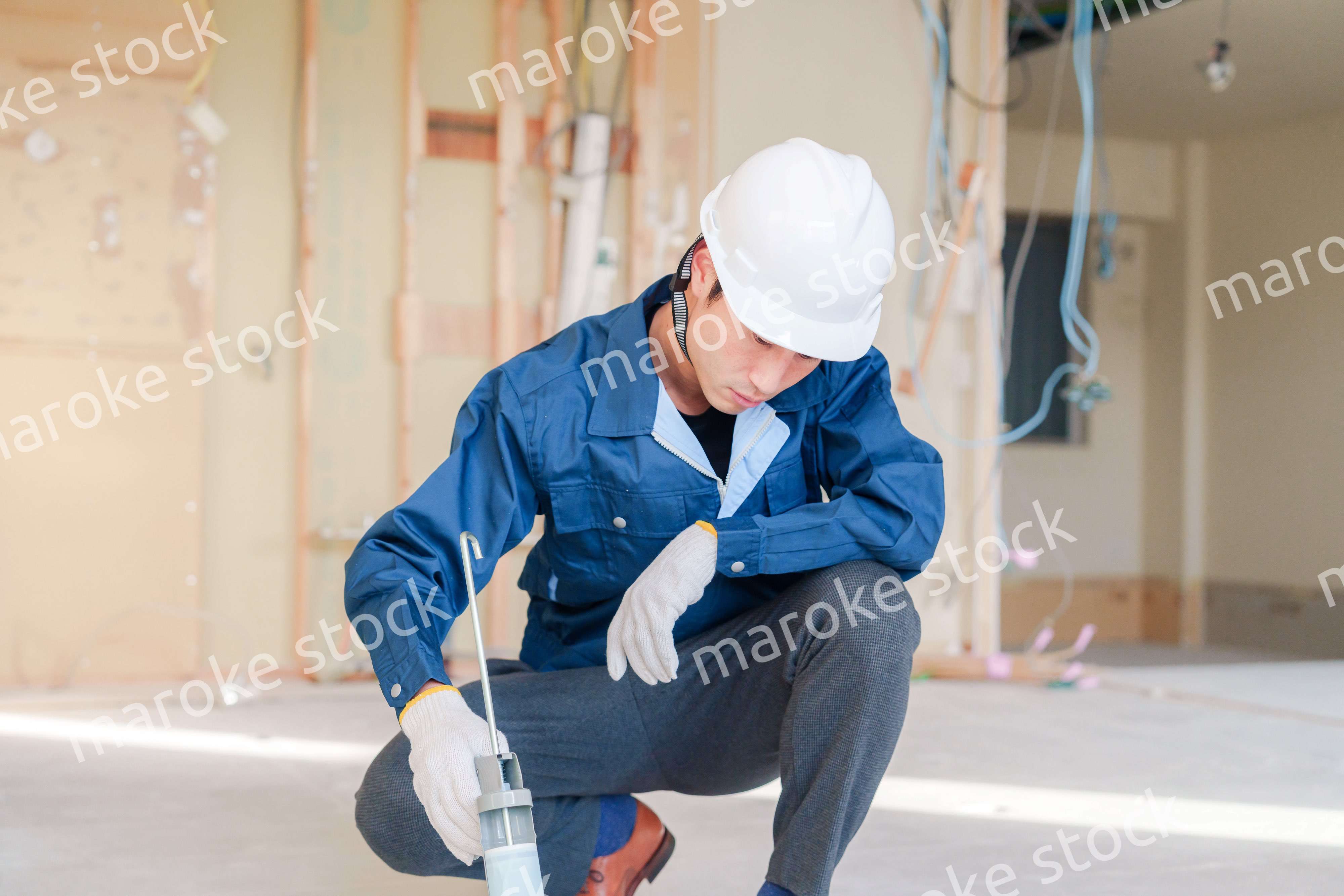 コーキングの施工をする男性の職人