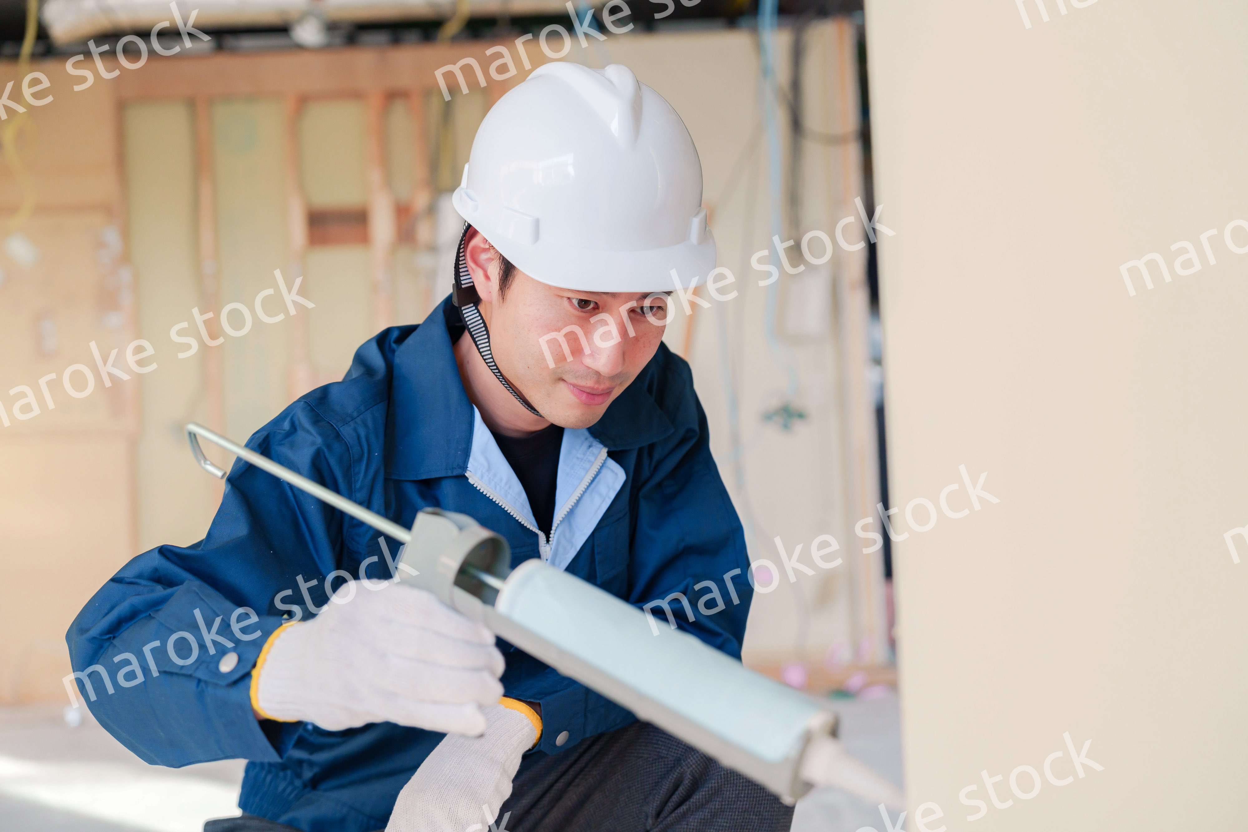 コーキングの施工をする男性の職人