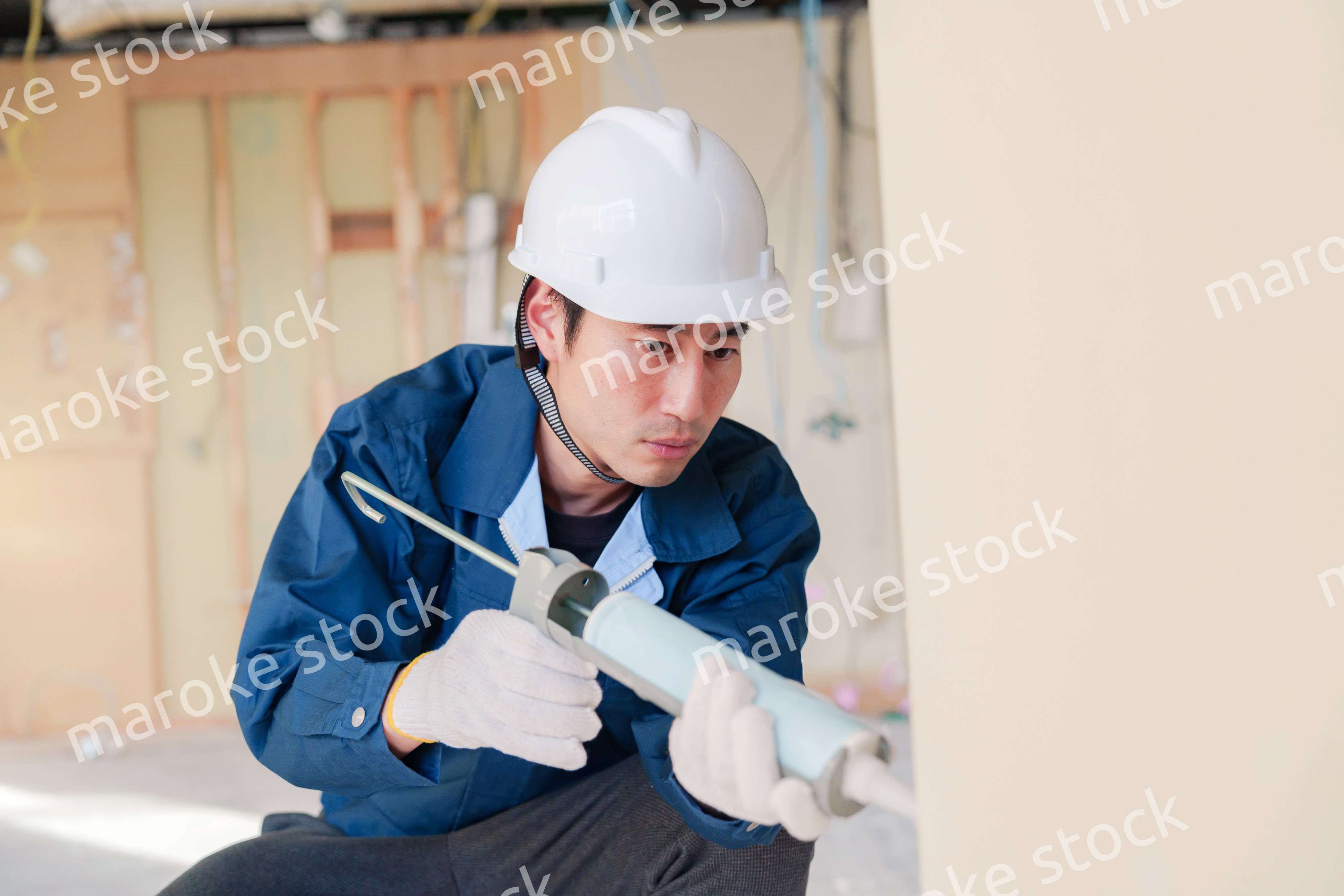 コーキングの施工をする男性の職人