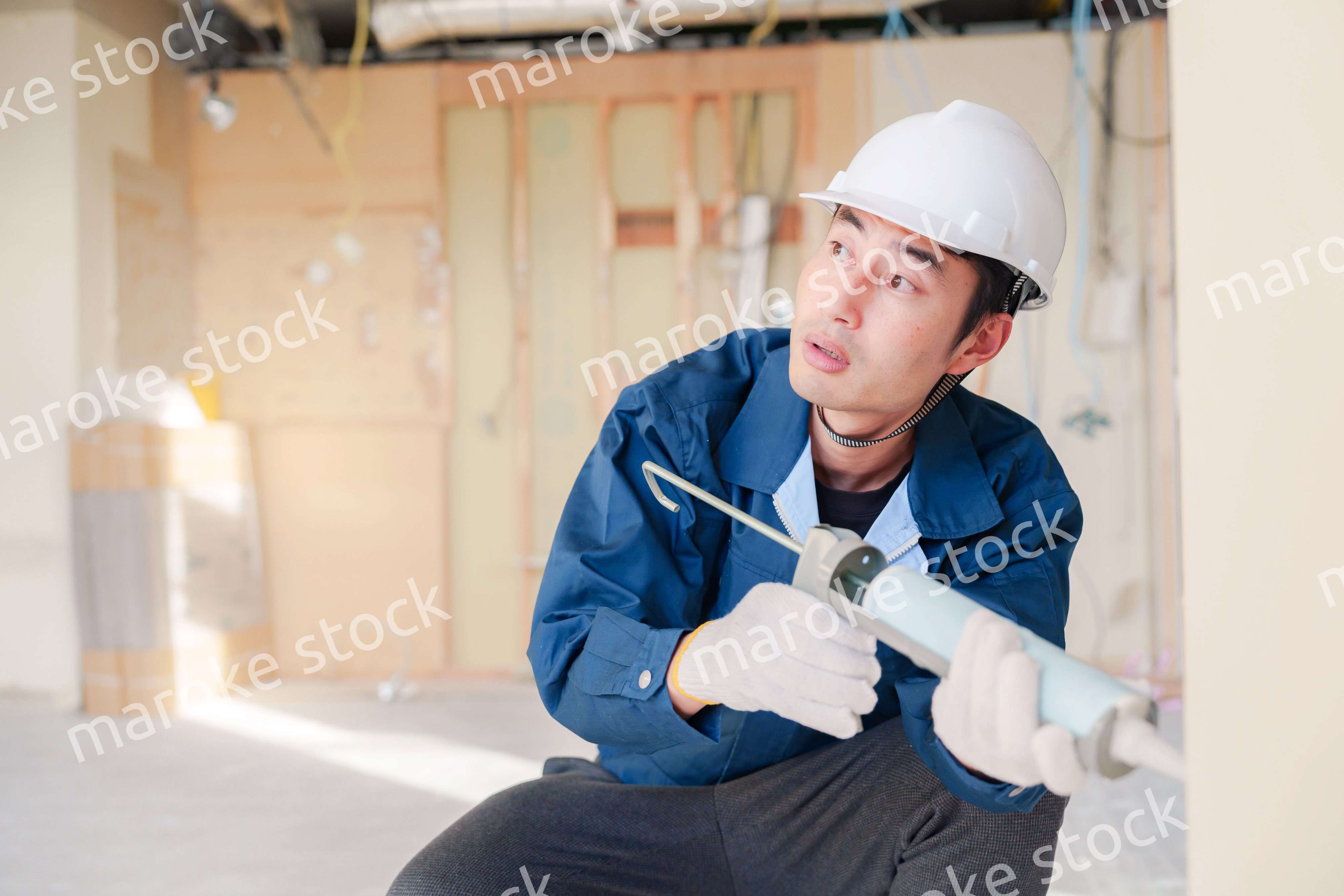 コーキングの施工をする男性の職人