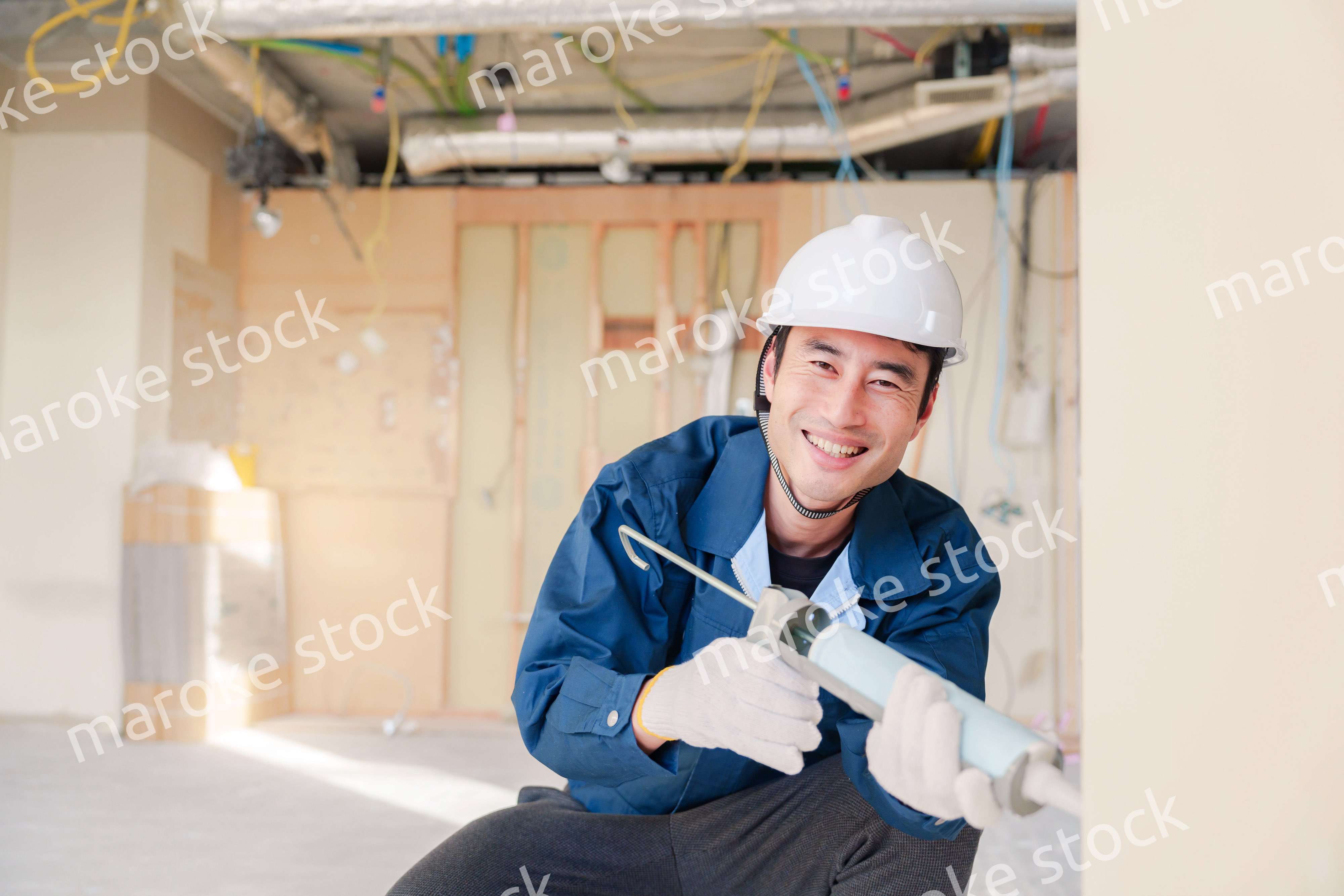 コーキングの施工をする男性の職人