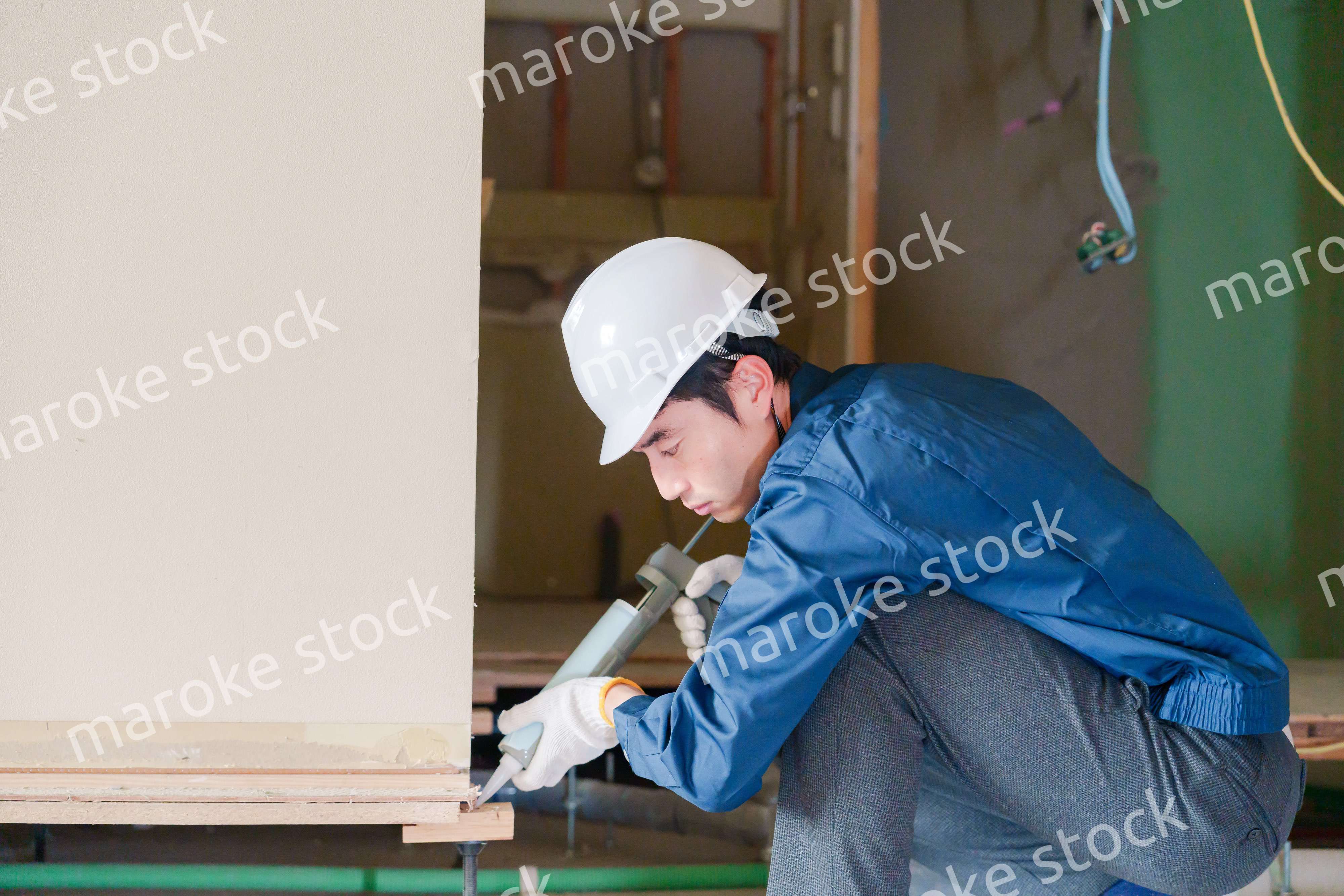 コーキングの施工をする男性の職人