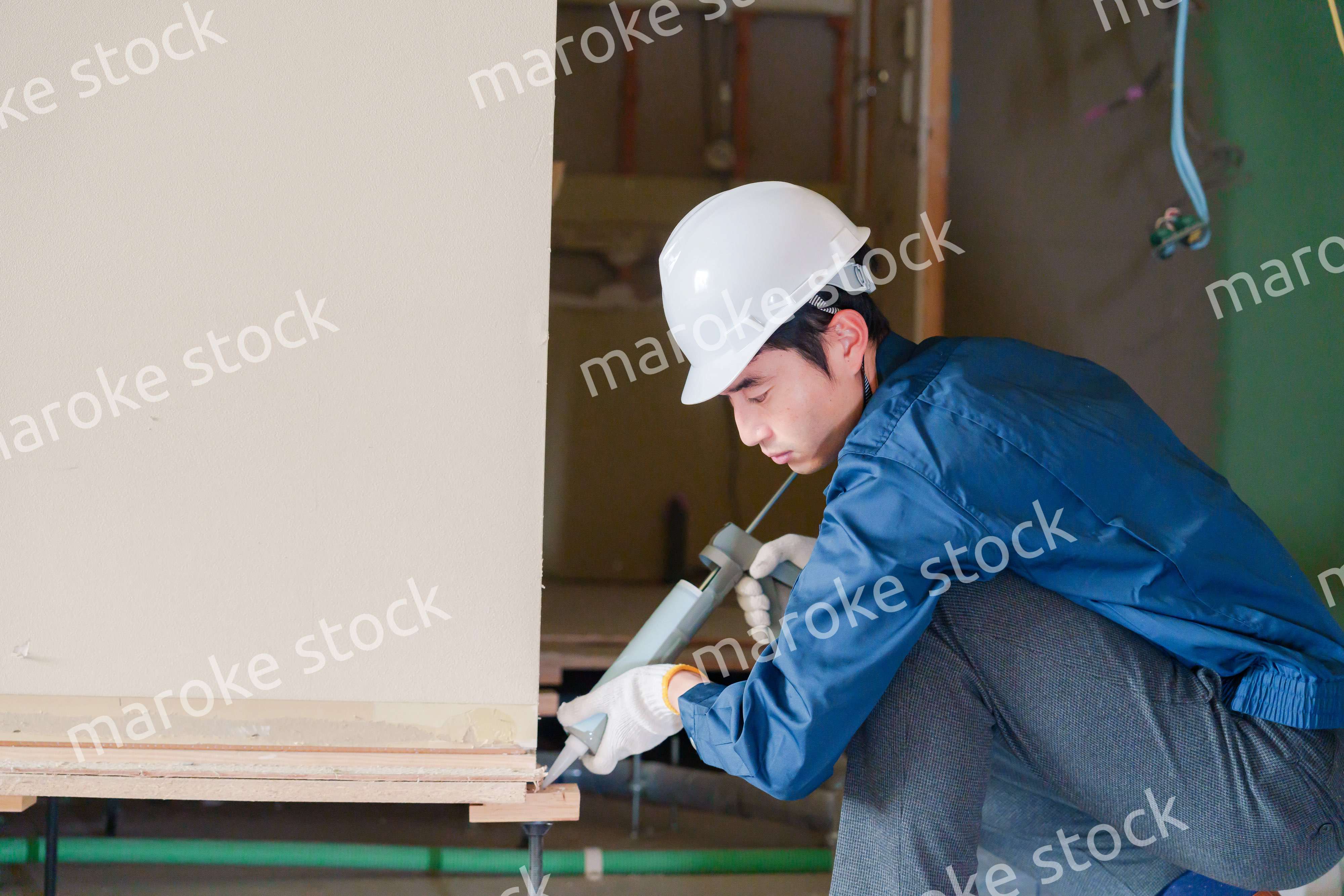 コーキングの施工をする男性の職人