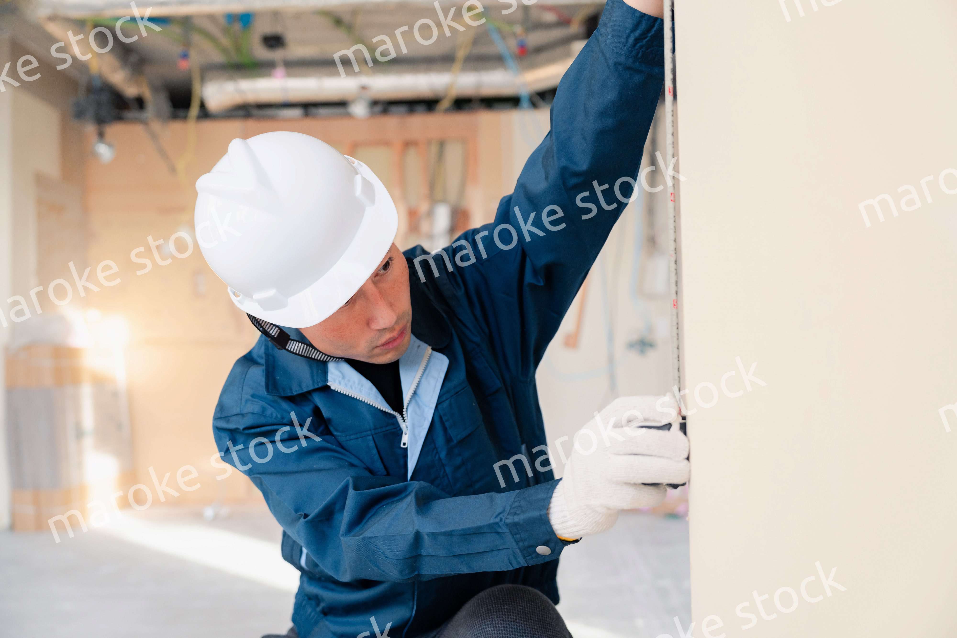 建設現場で採寸をする大工さん