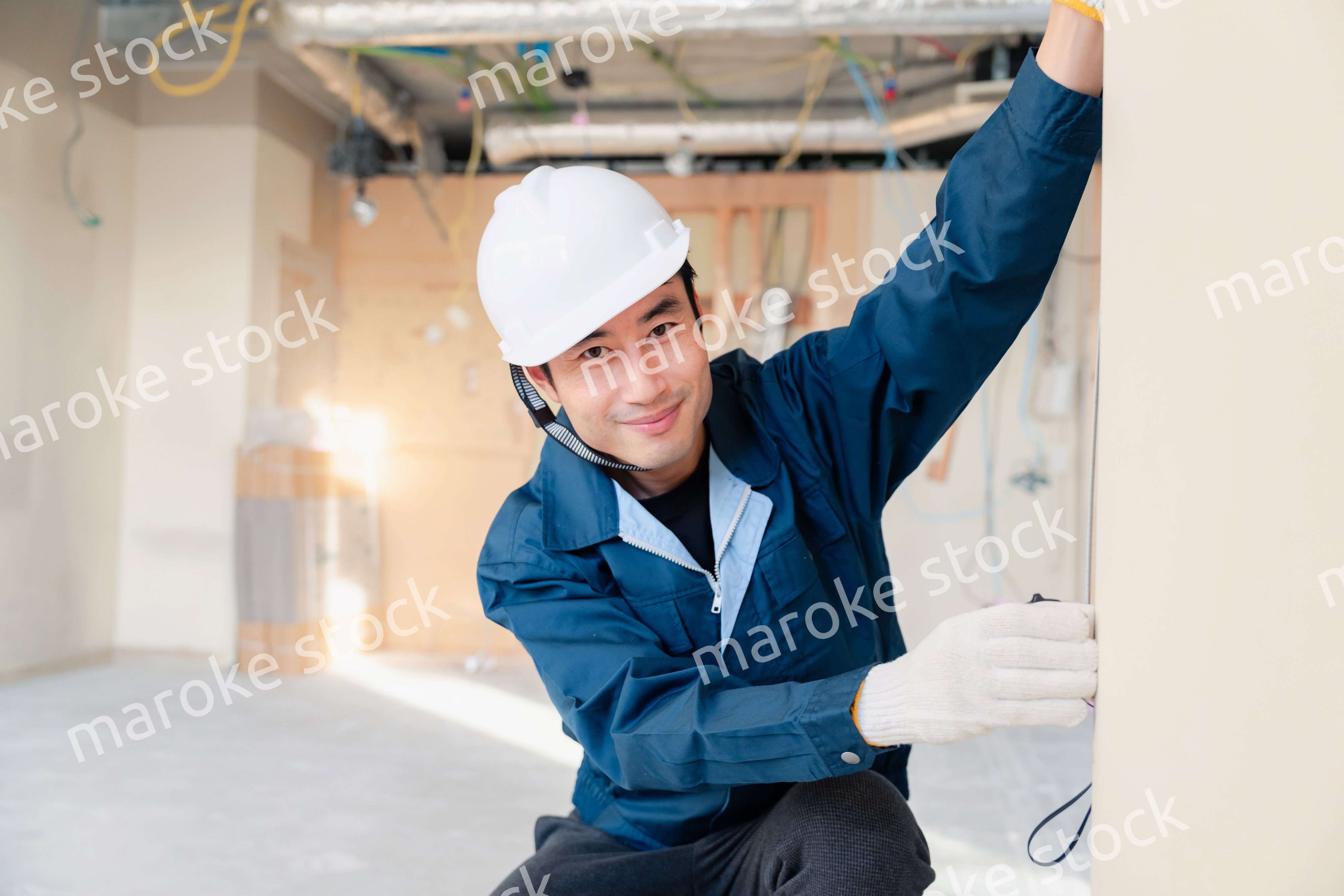 建設現場で採寸をする大工さん