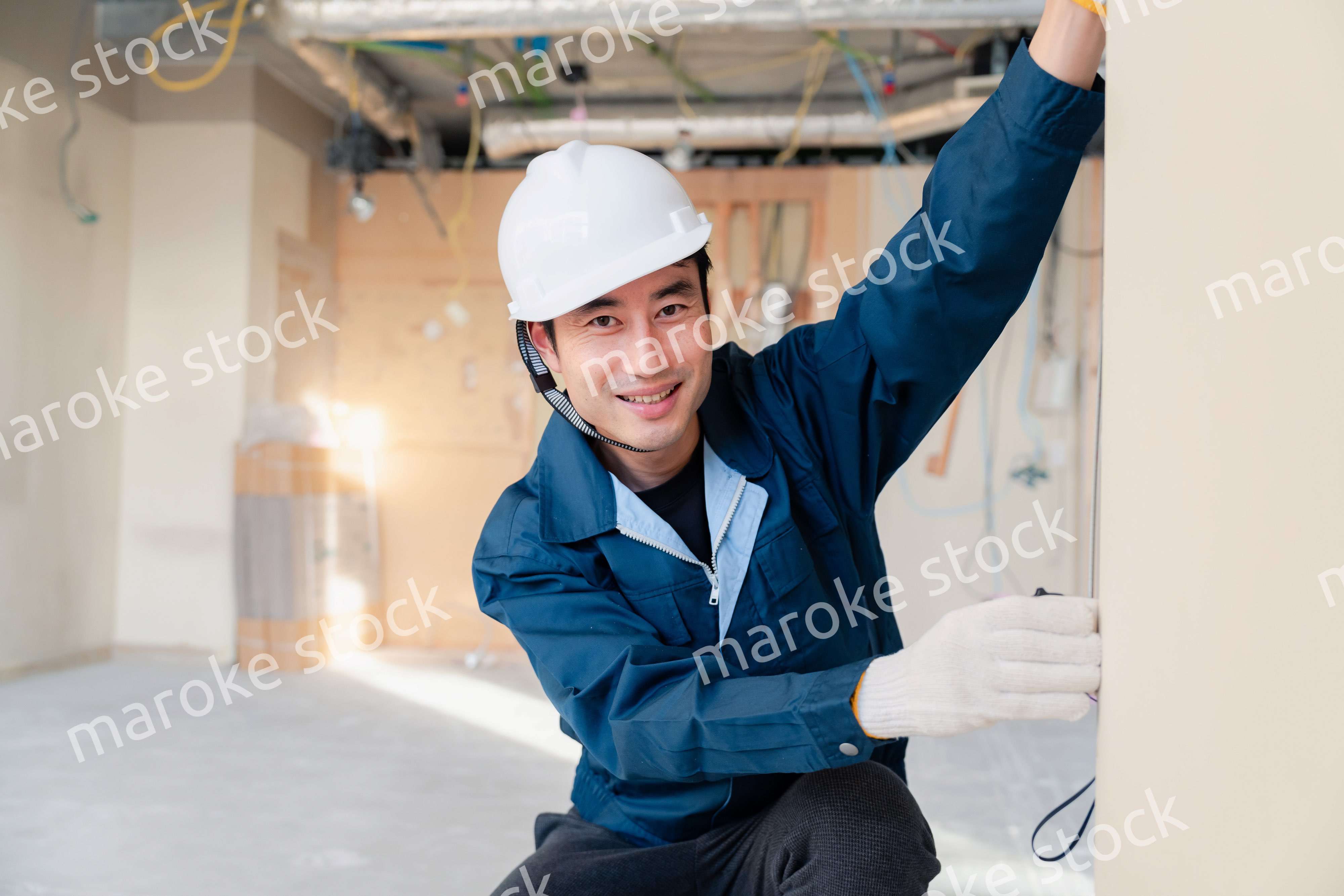 建設現場で採寸をする大工さん