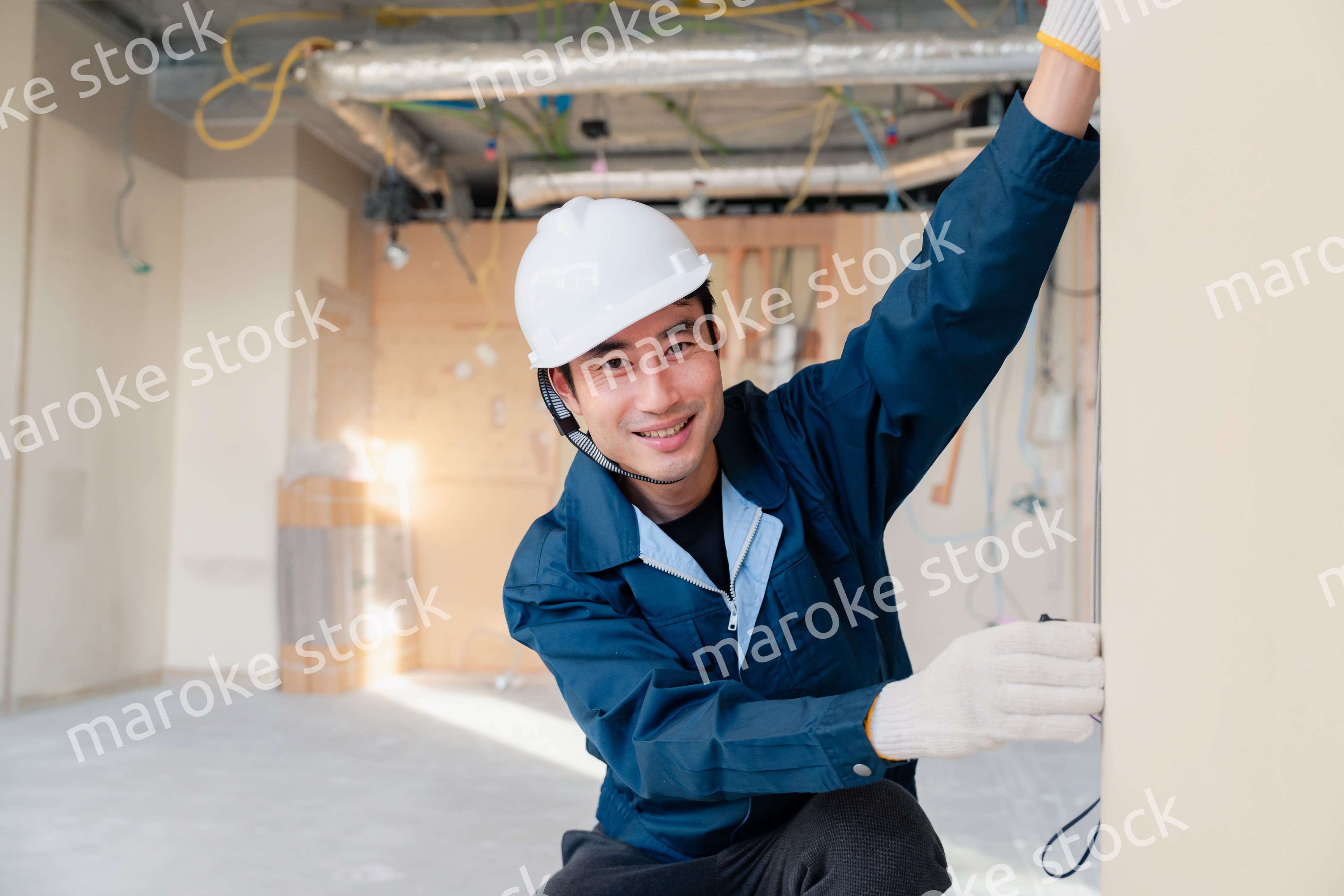 建設現場で採寸をする大工さん