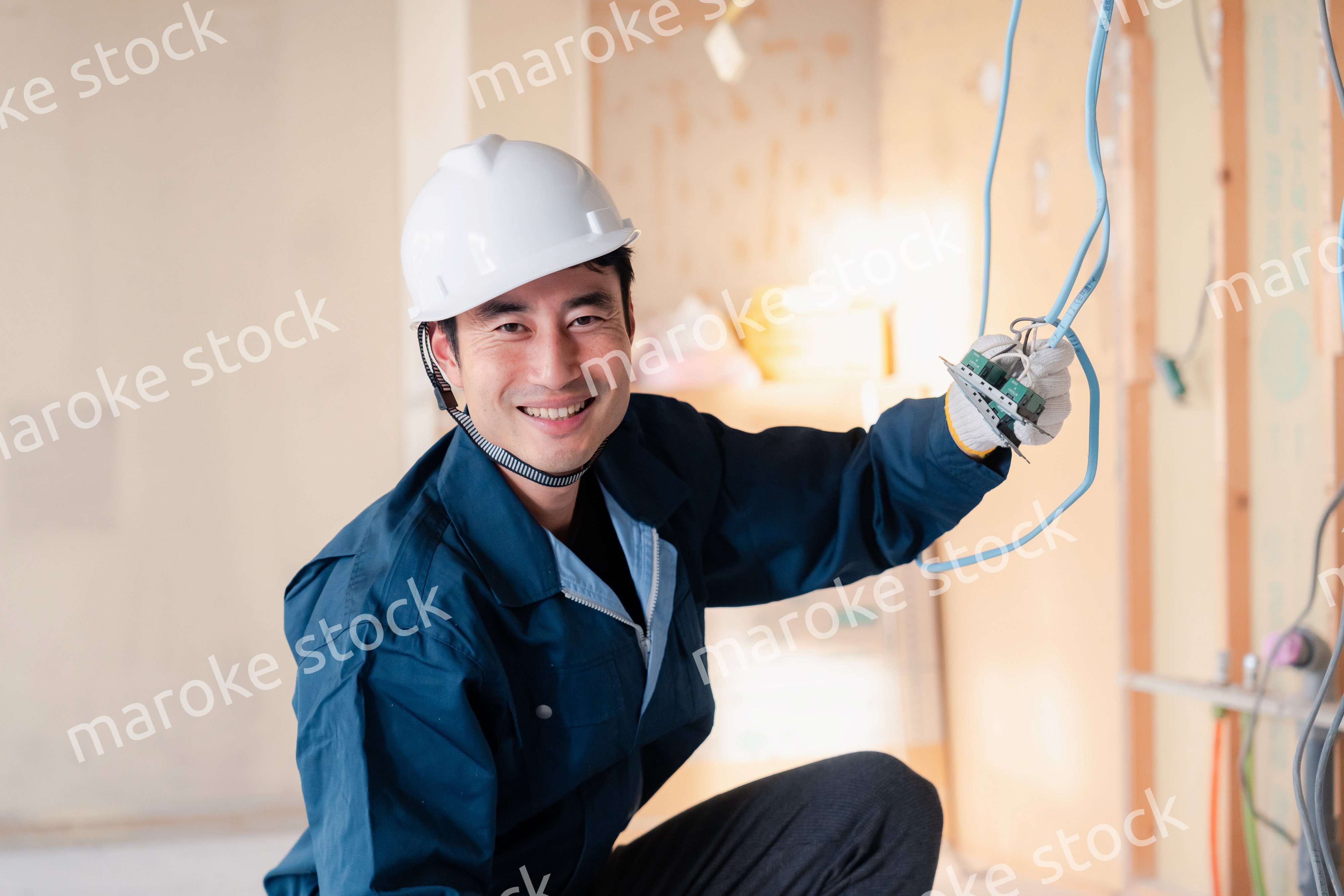 建築現場で配線工事をする電気工事士