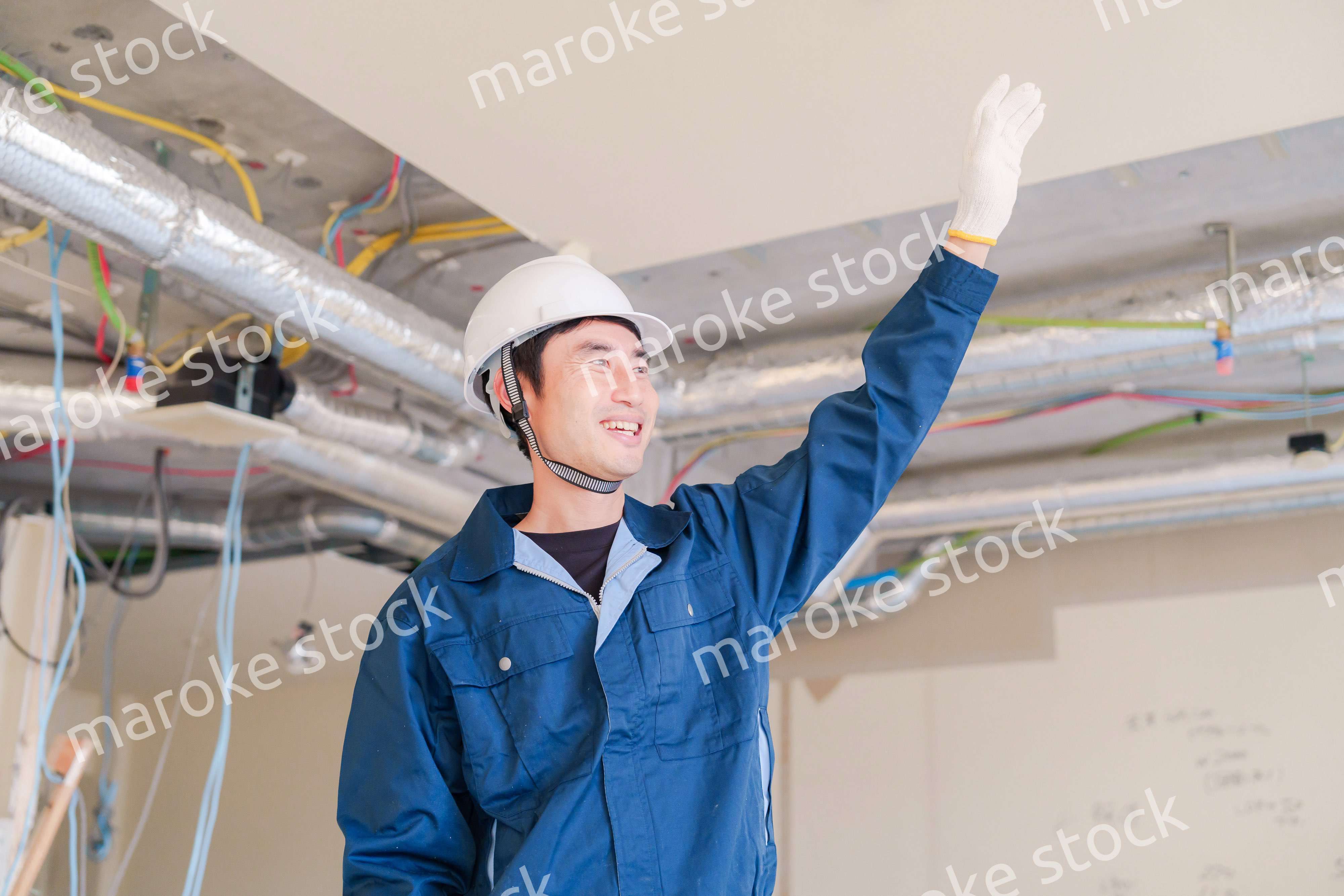 工事現場で楽しく働く職人の男性