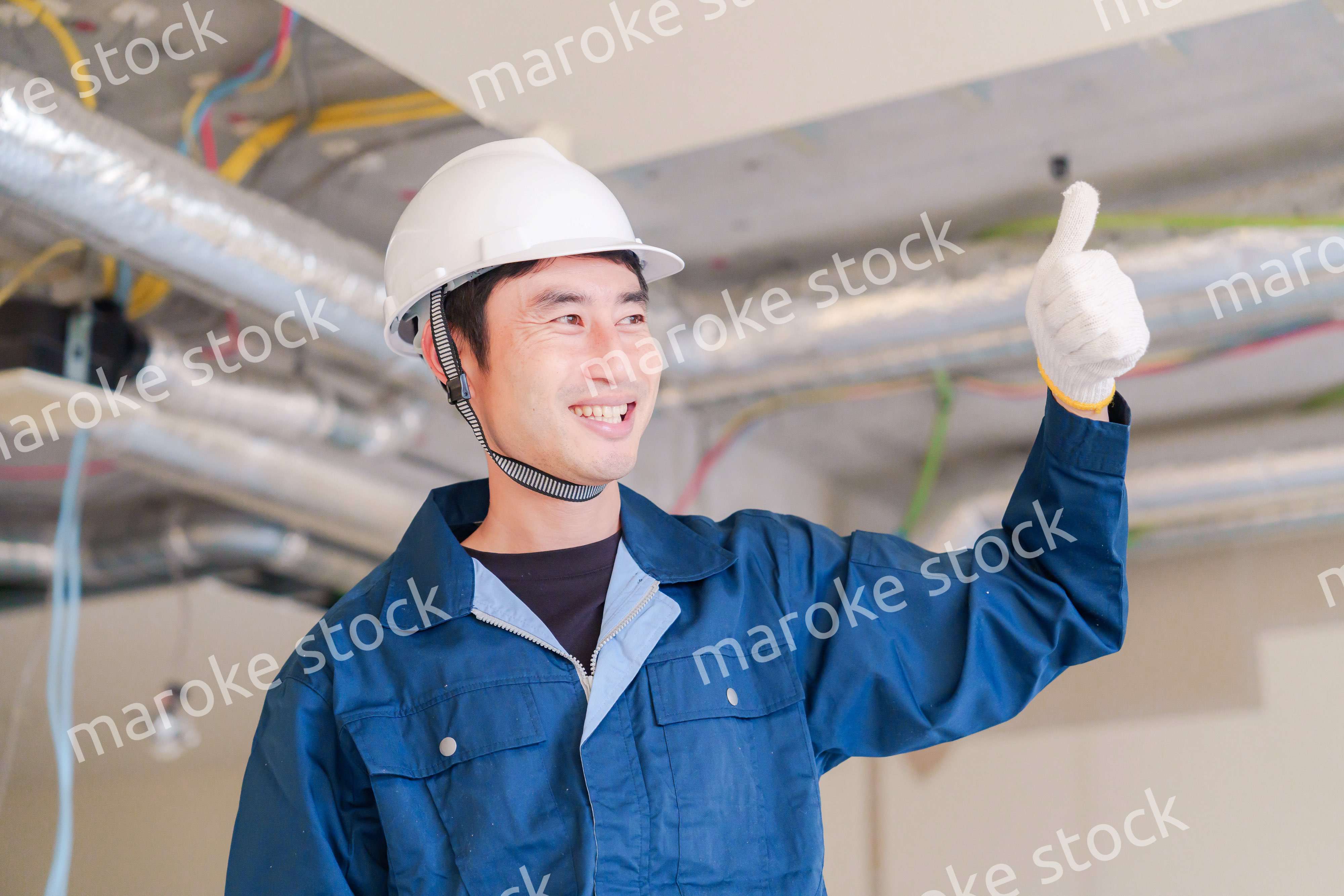 工事現場で楽しく働く職人の男性