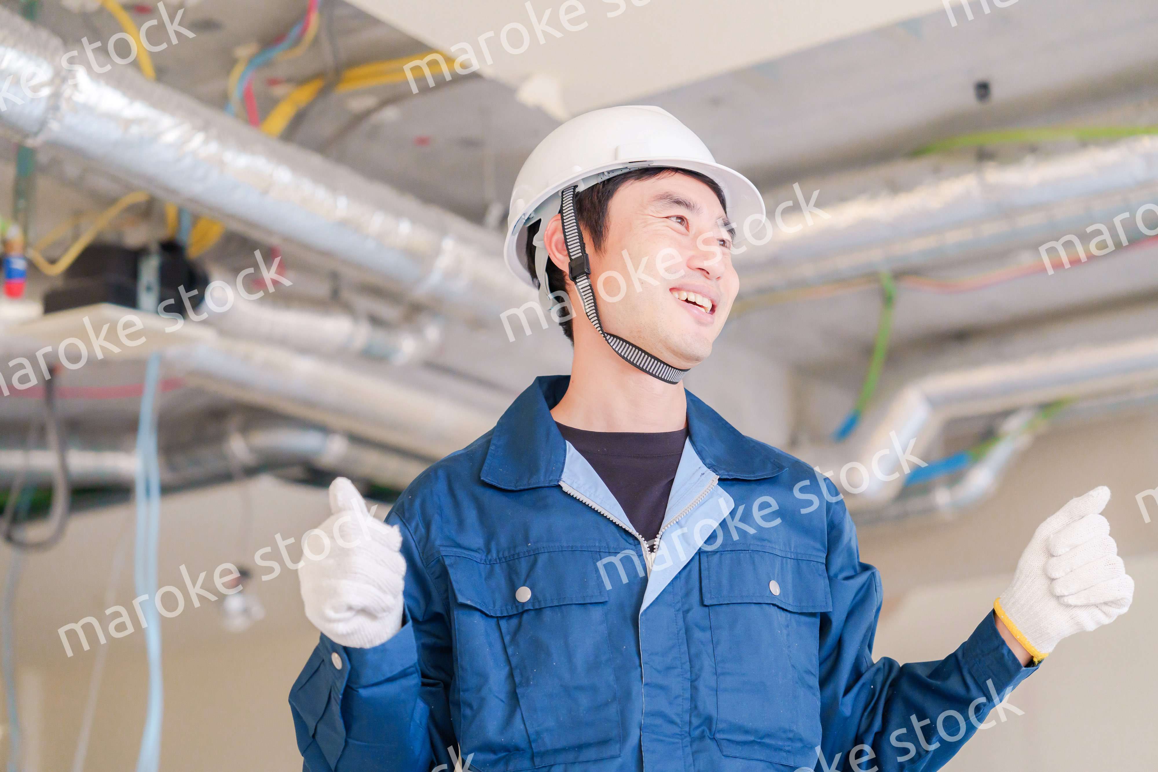 工事現場で楽しく働く職人の男性