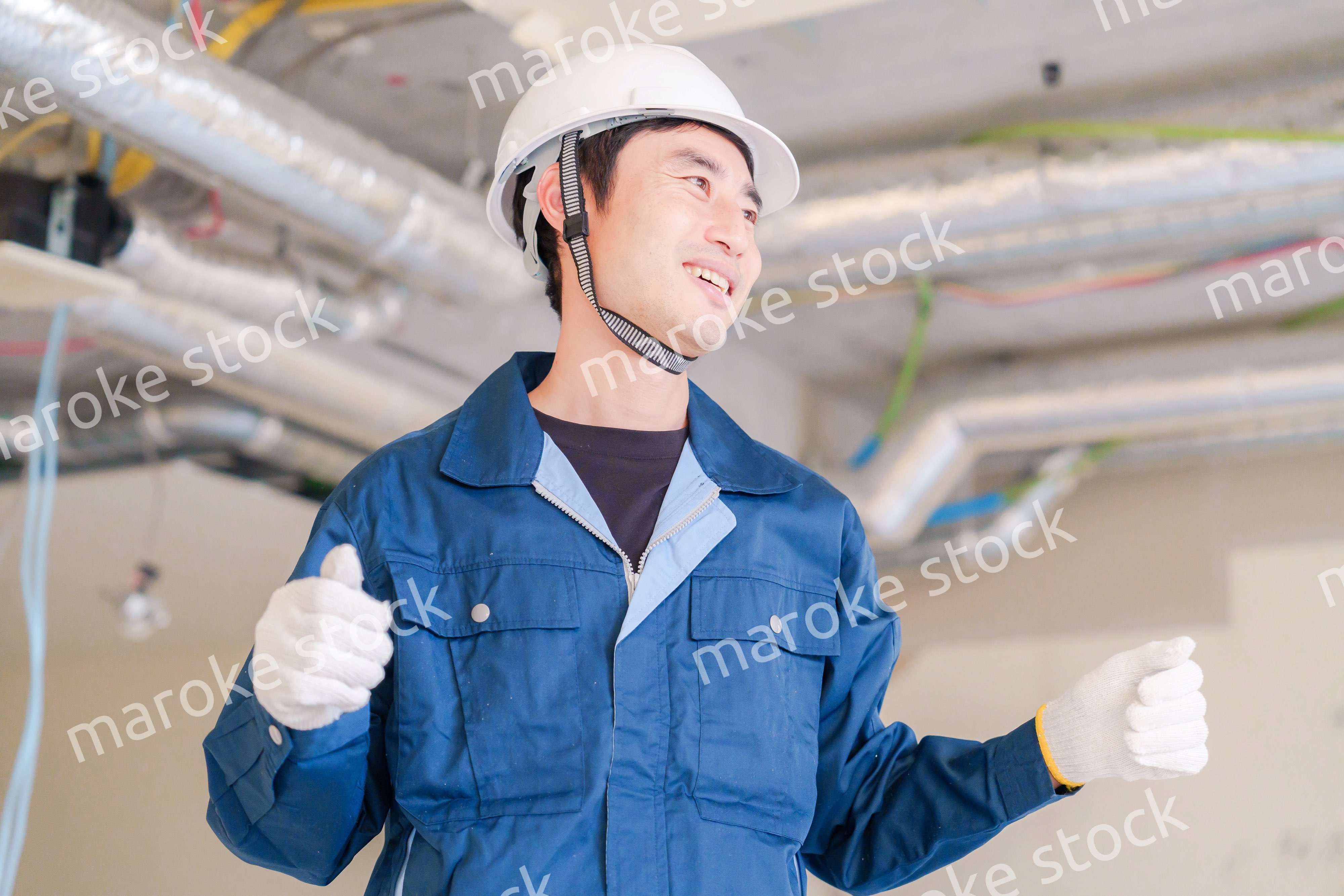 工事現場で楽しく働く職人の男性