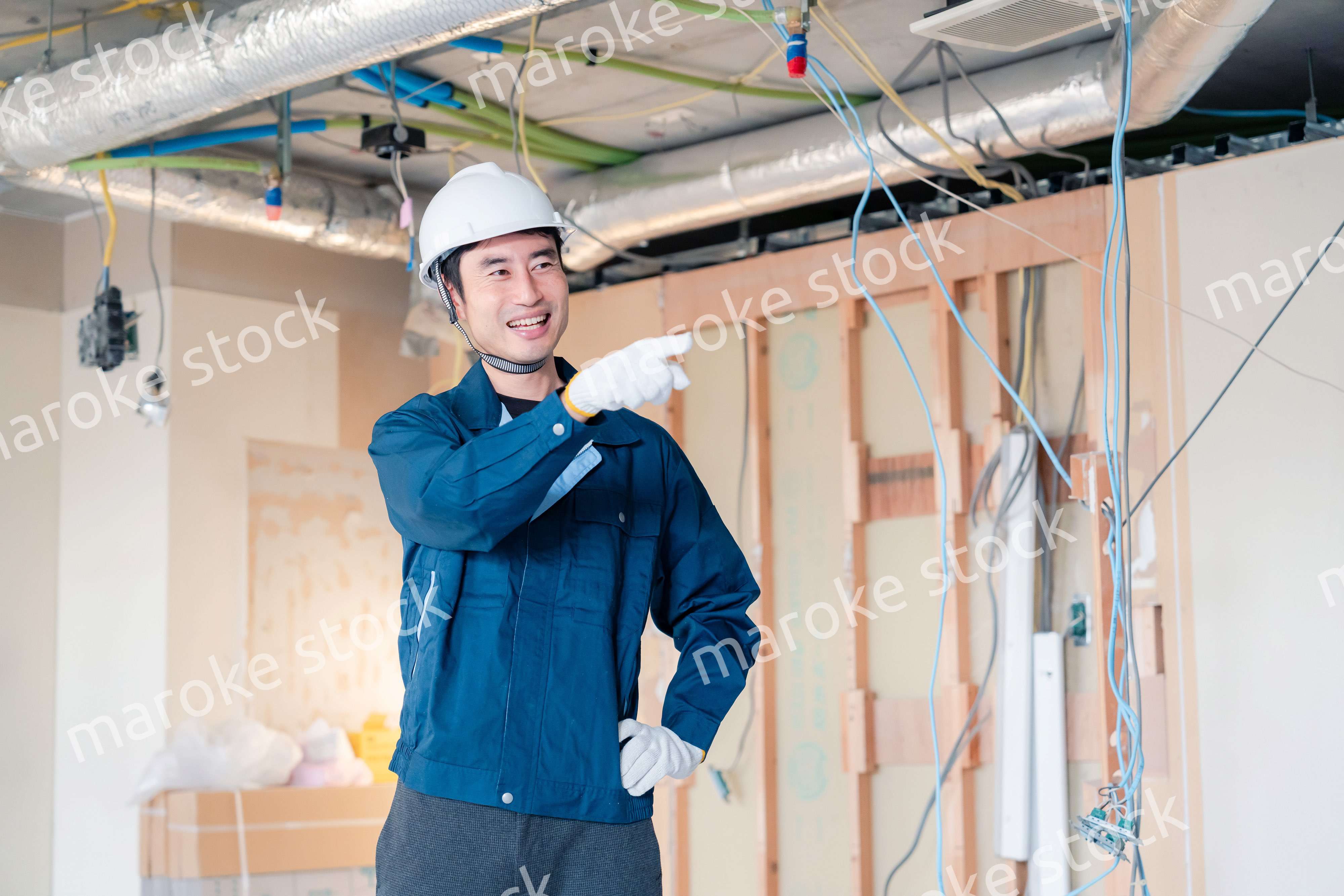 指差しをして安全確認をする男性の建築作業員