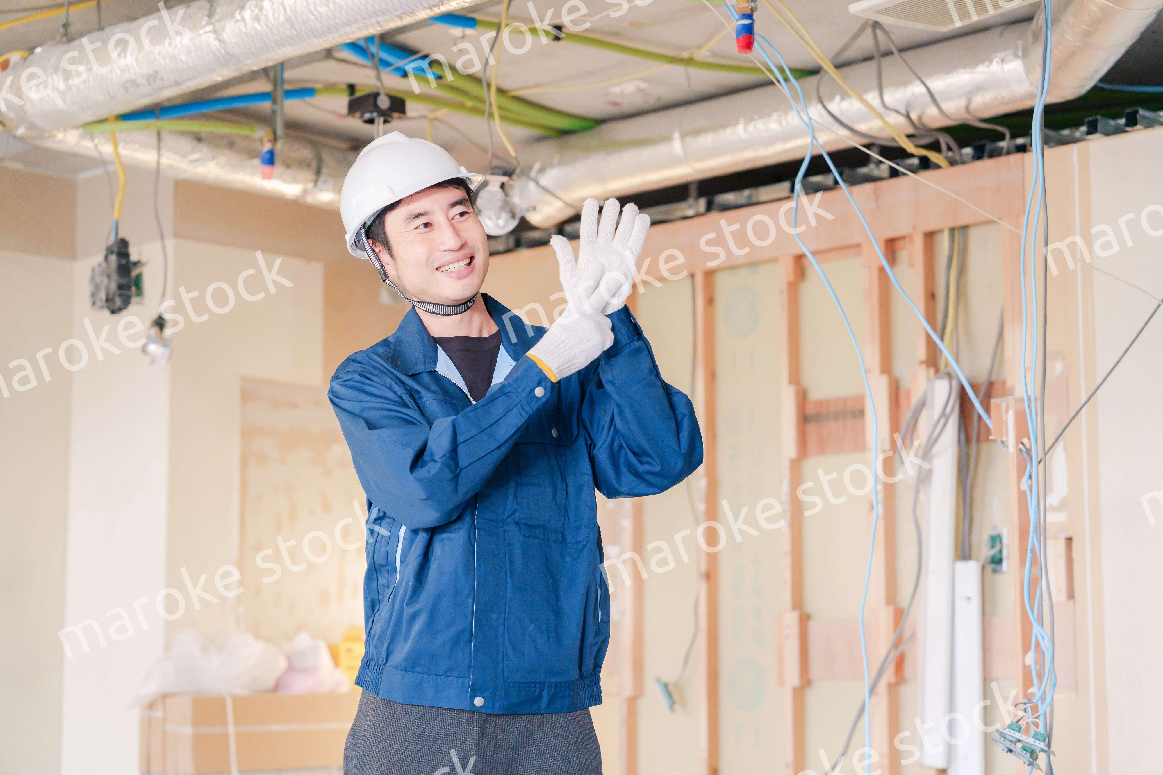 工事現場で楽しく働く職人の男性