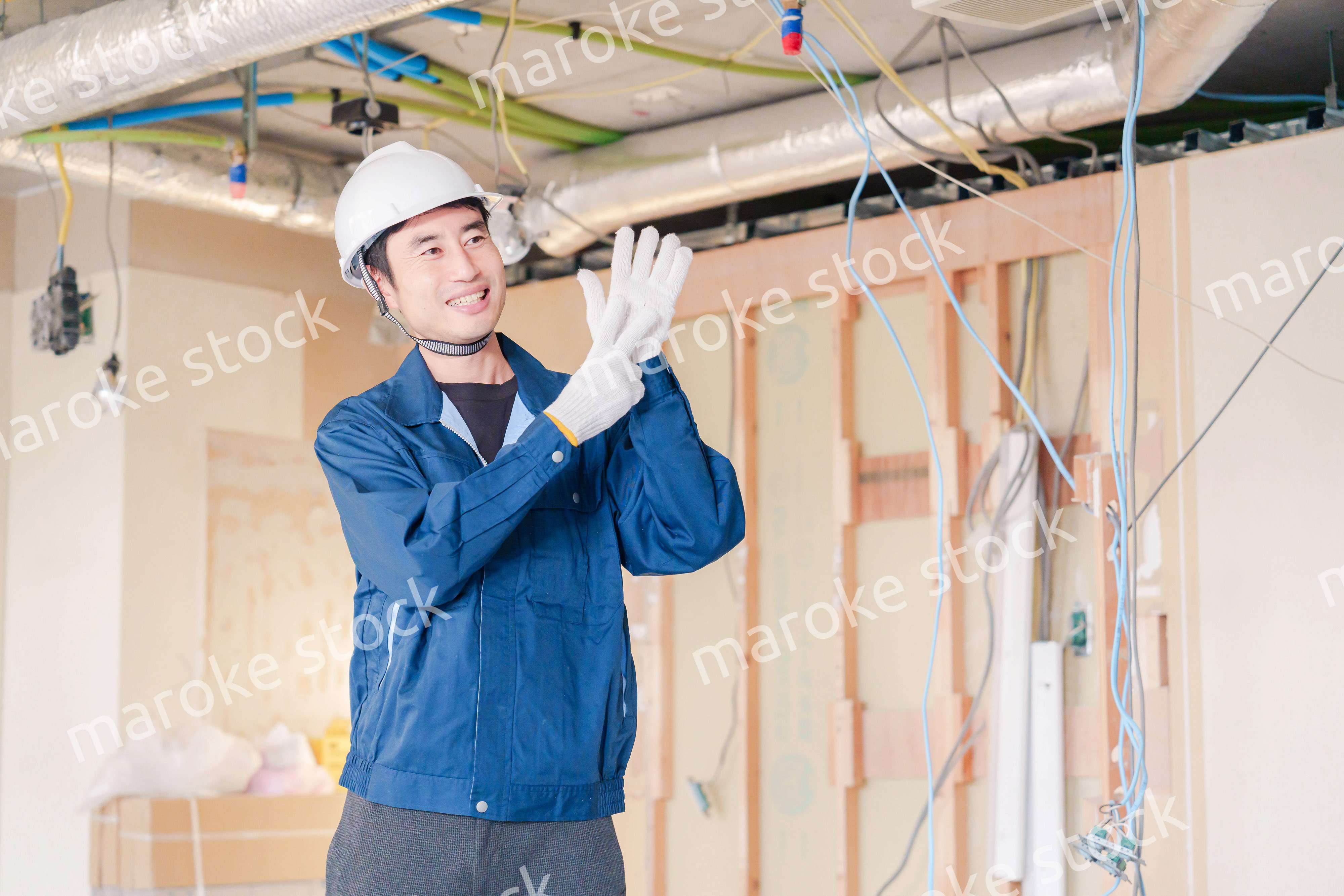 工事現場で楽しく働く職人の男性