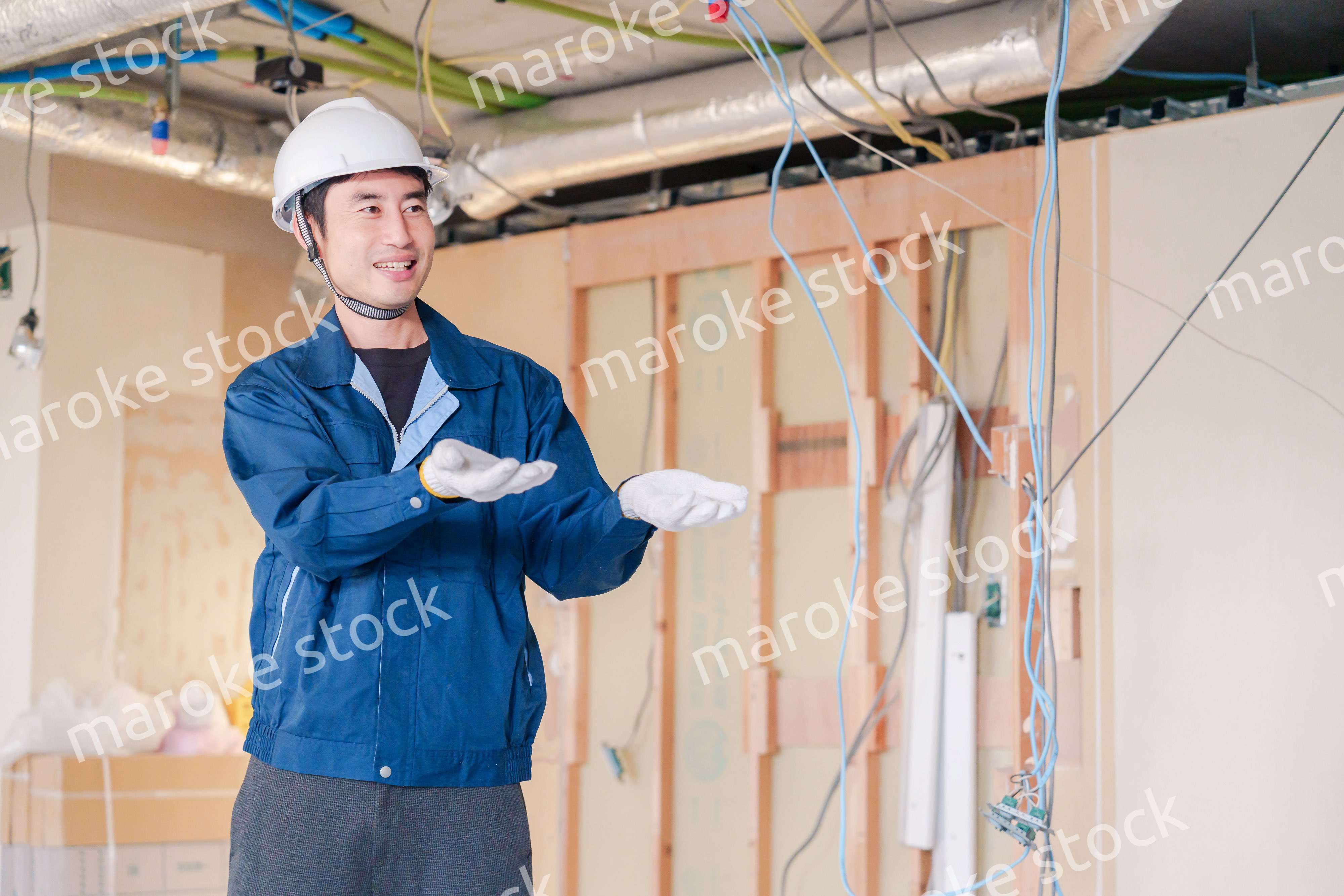 工事現場で楽しく働く職人の男性