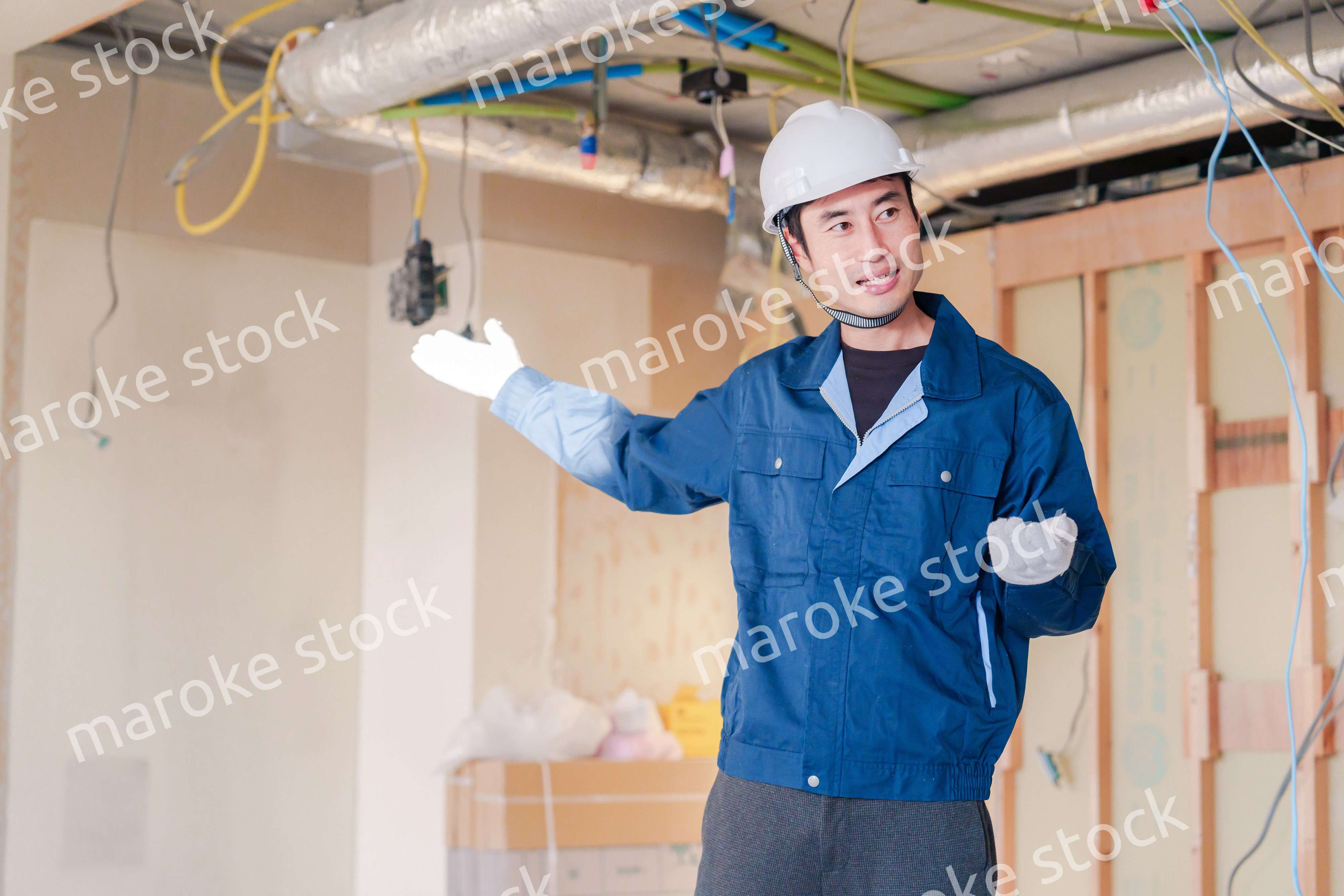 工事現場で楽しく働く職人の男性