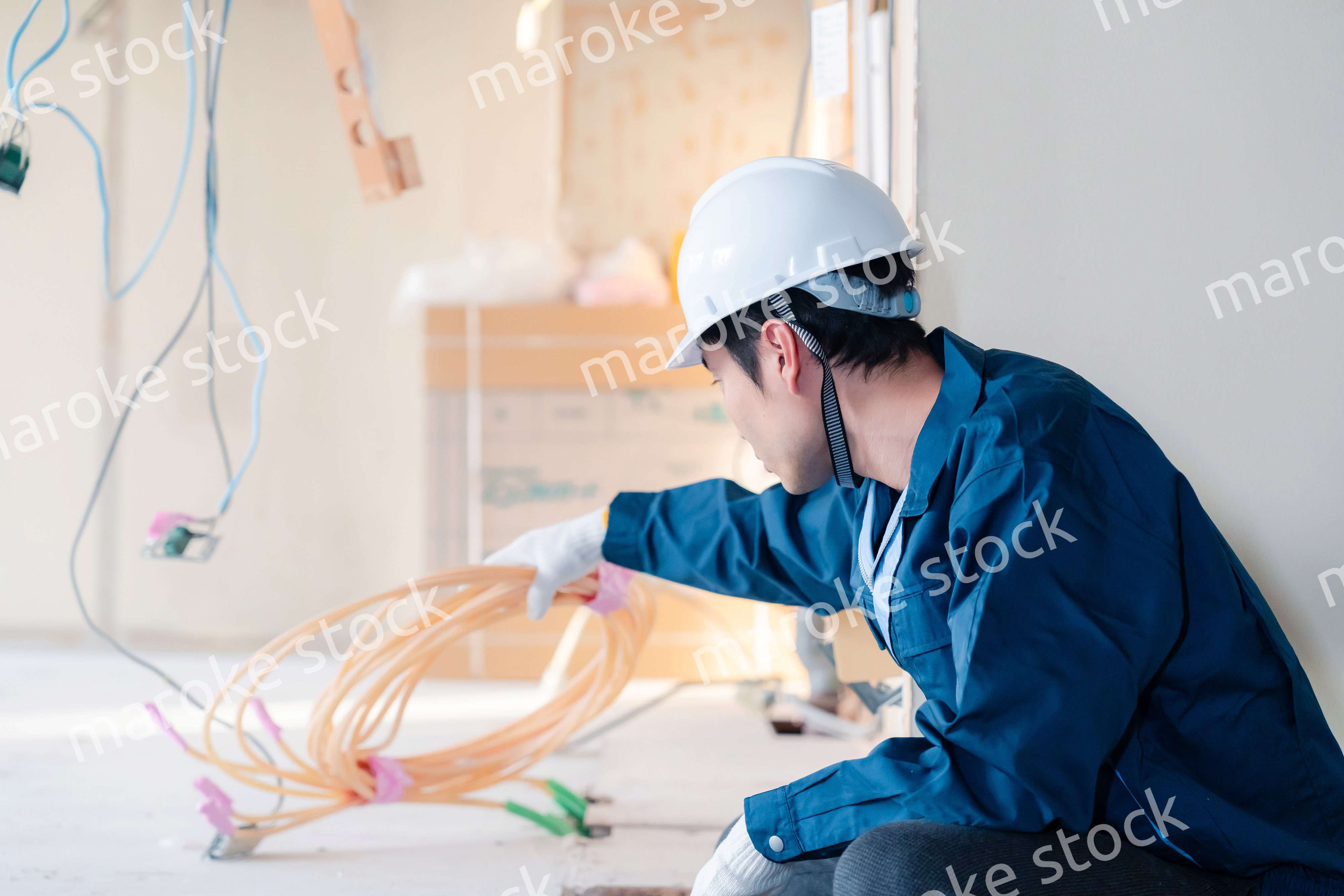 床暖房の施工をする男性の職人