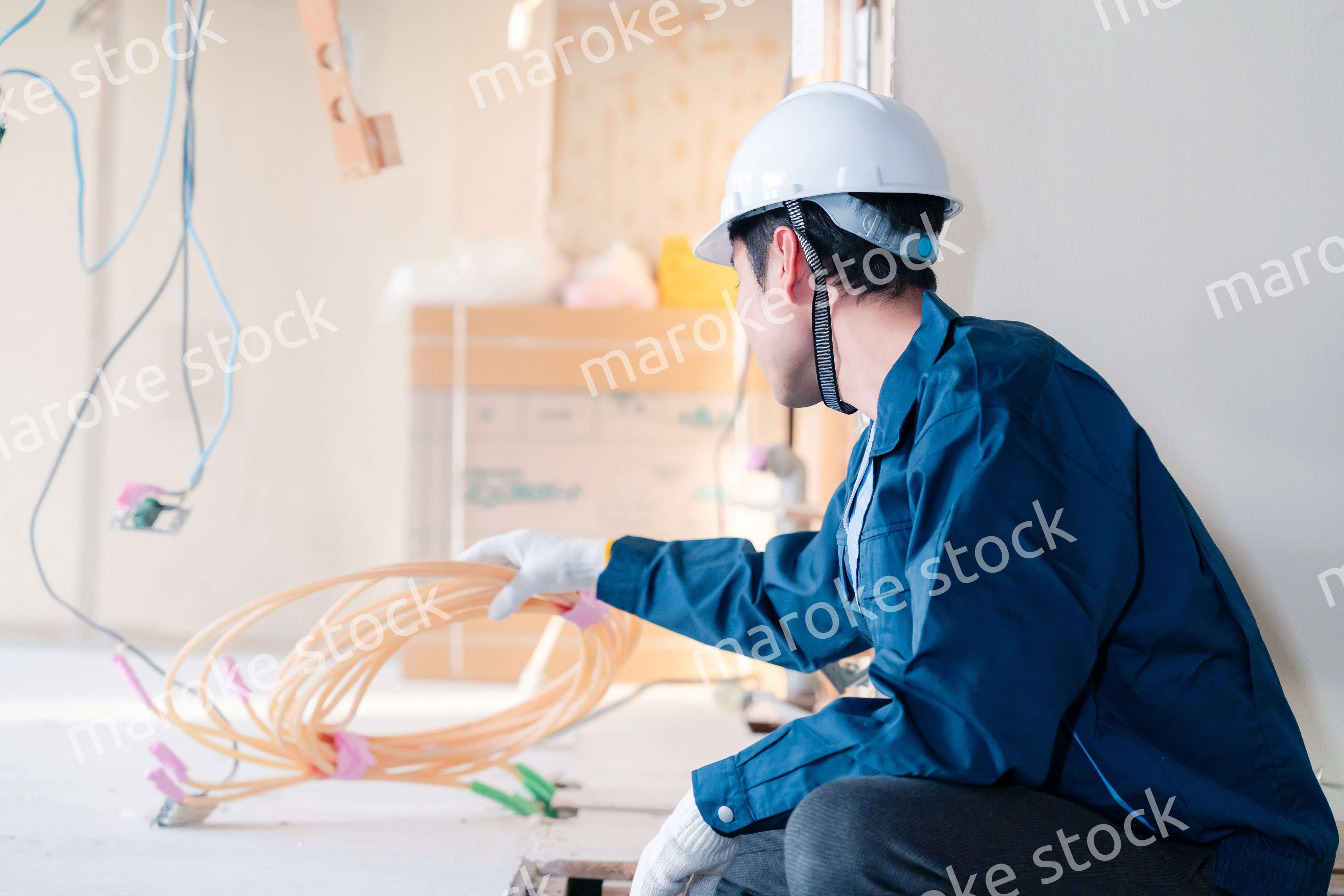 床暖房の施工をする男性の職人