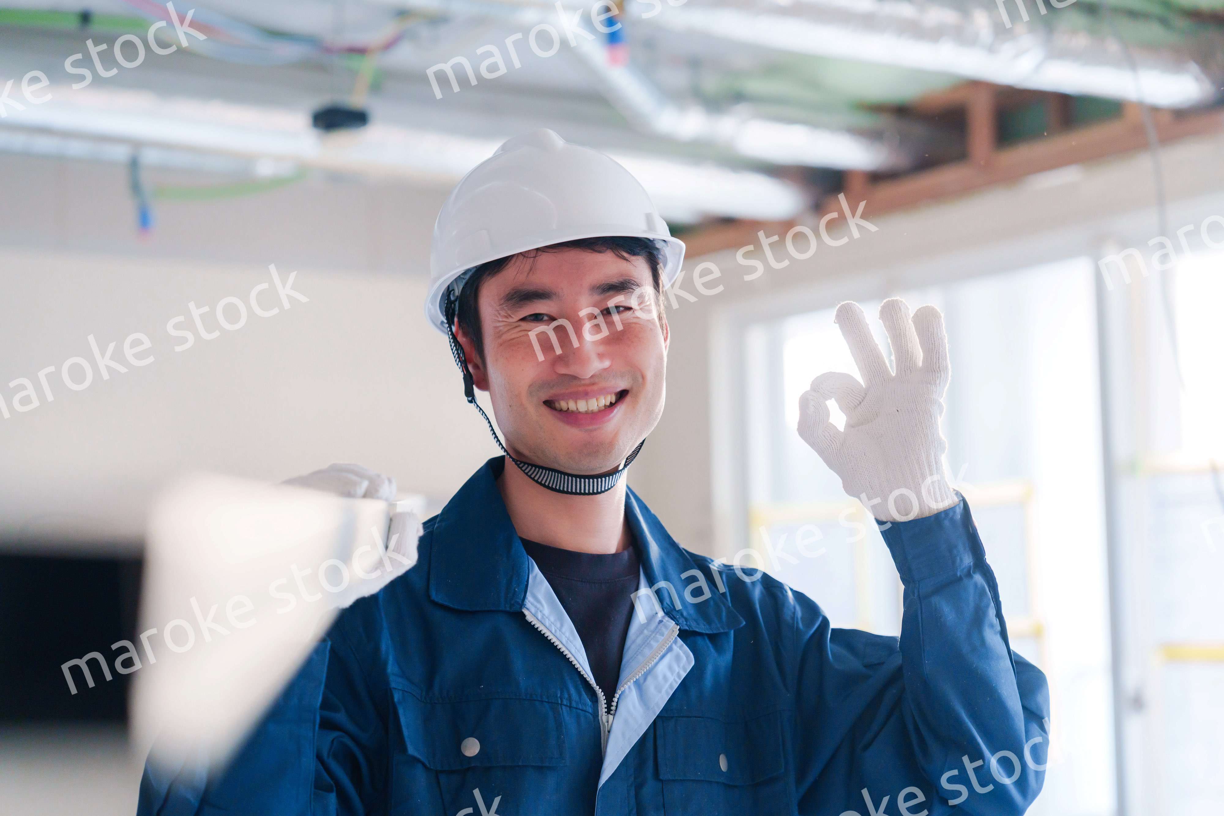 建設現場で資材を運ぶ男性の職人