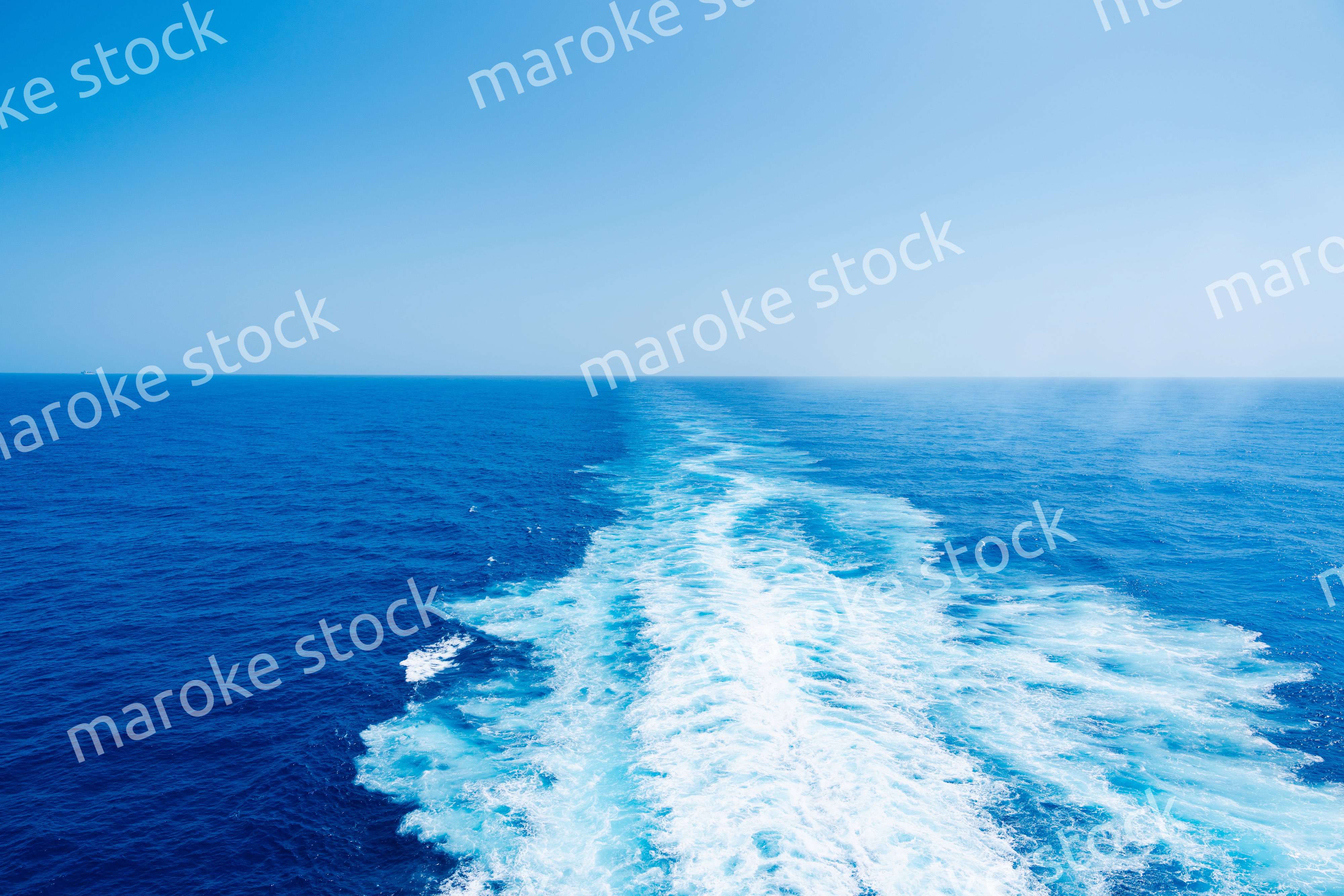 波しぶきを上げて航海をする大型船