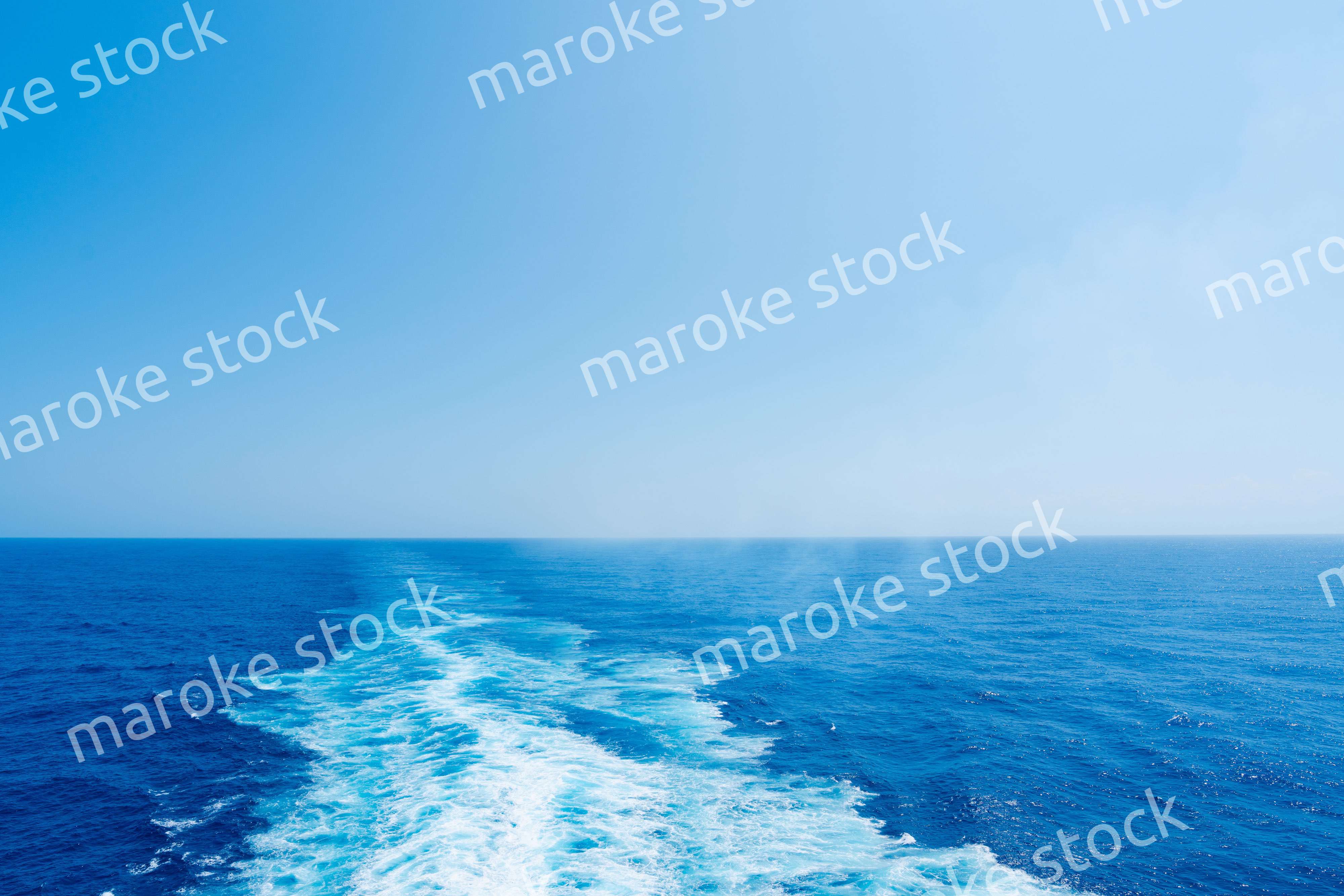 波しぶきを上げて航海をする大型船