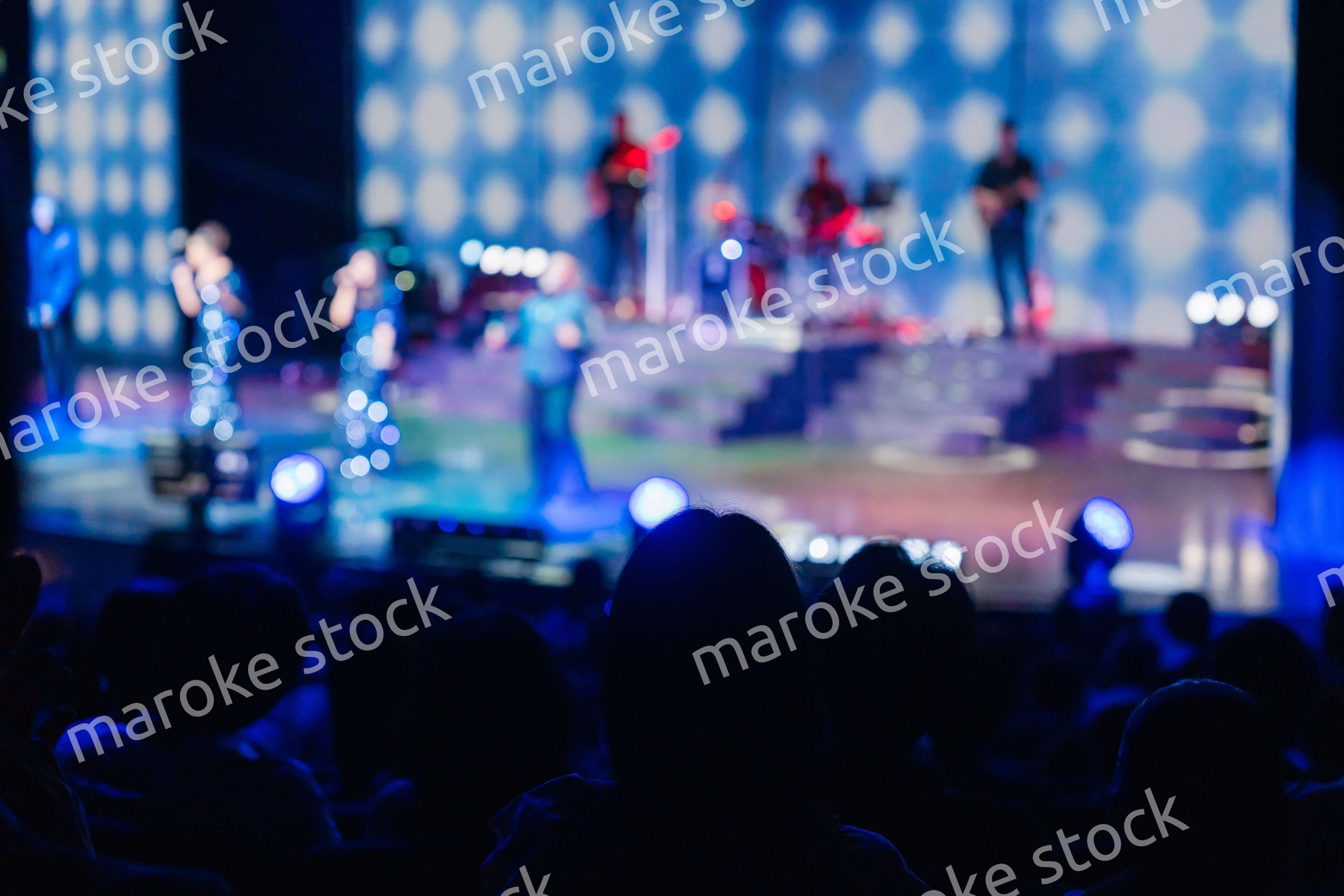 ホールでライブパフォーマンスを鑑賞する客