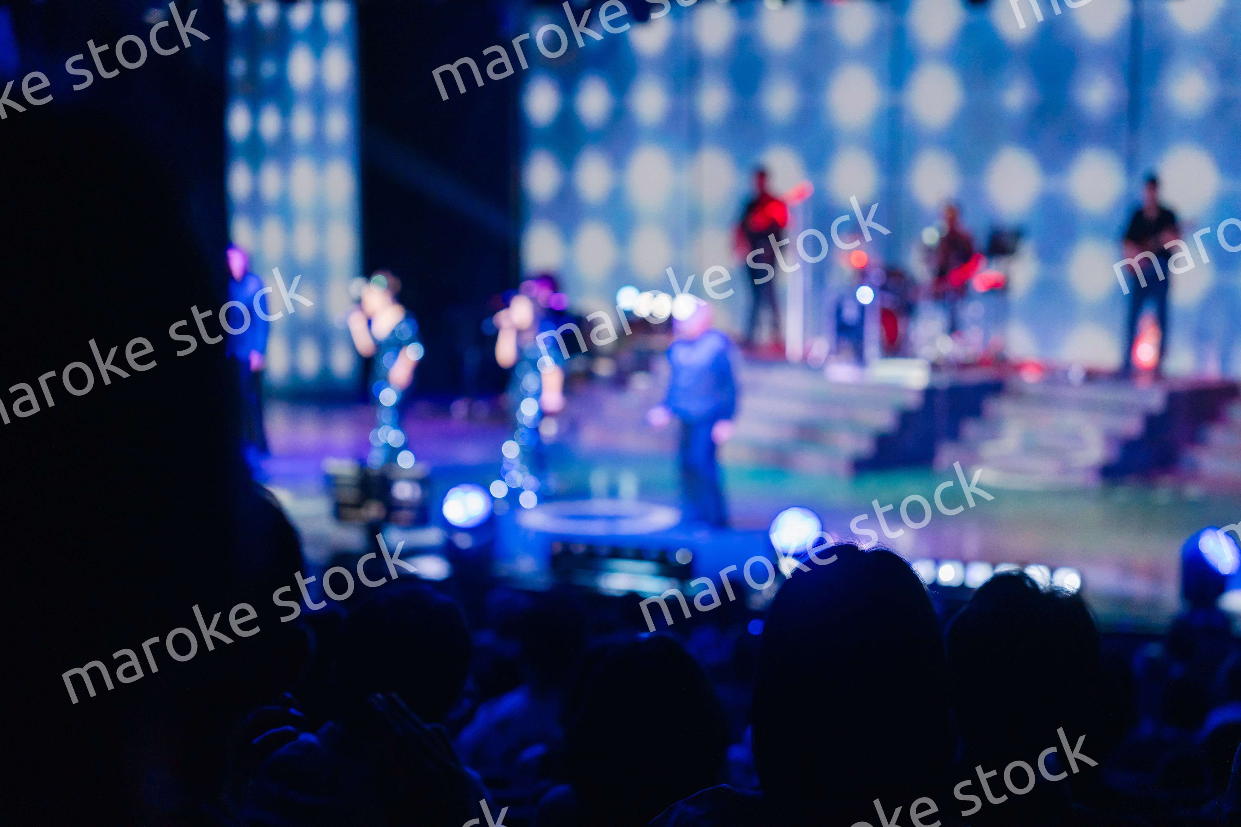 ホールでライブパフォーマンスを鑑賞する客