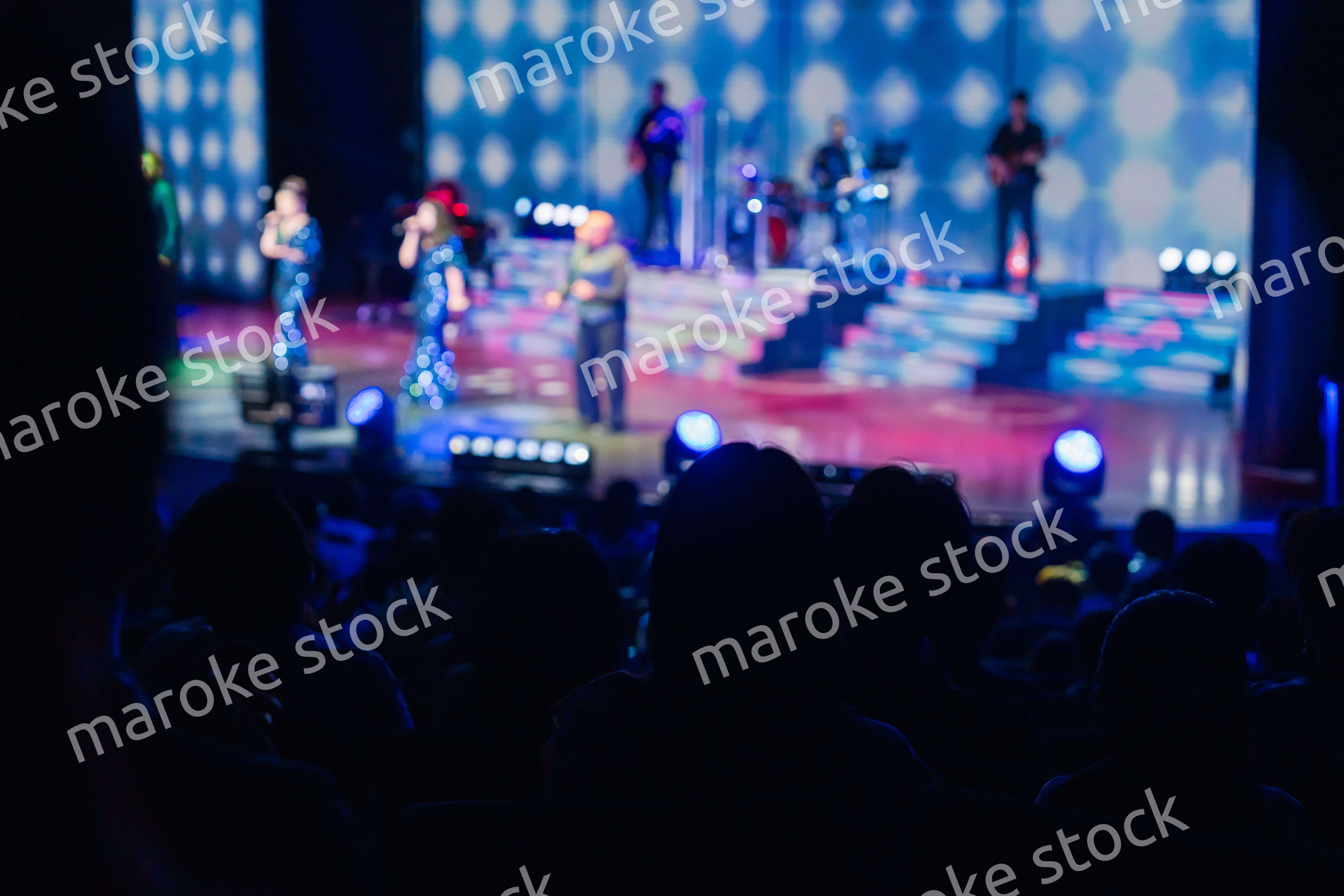 ホールでライブパフォーマンスを鑑賞する客