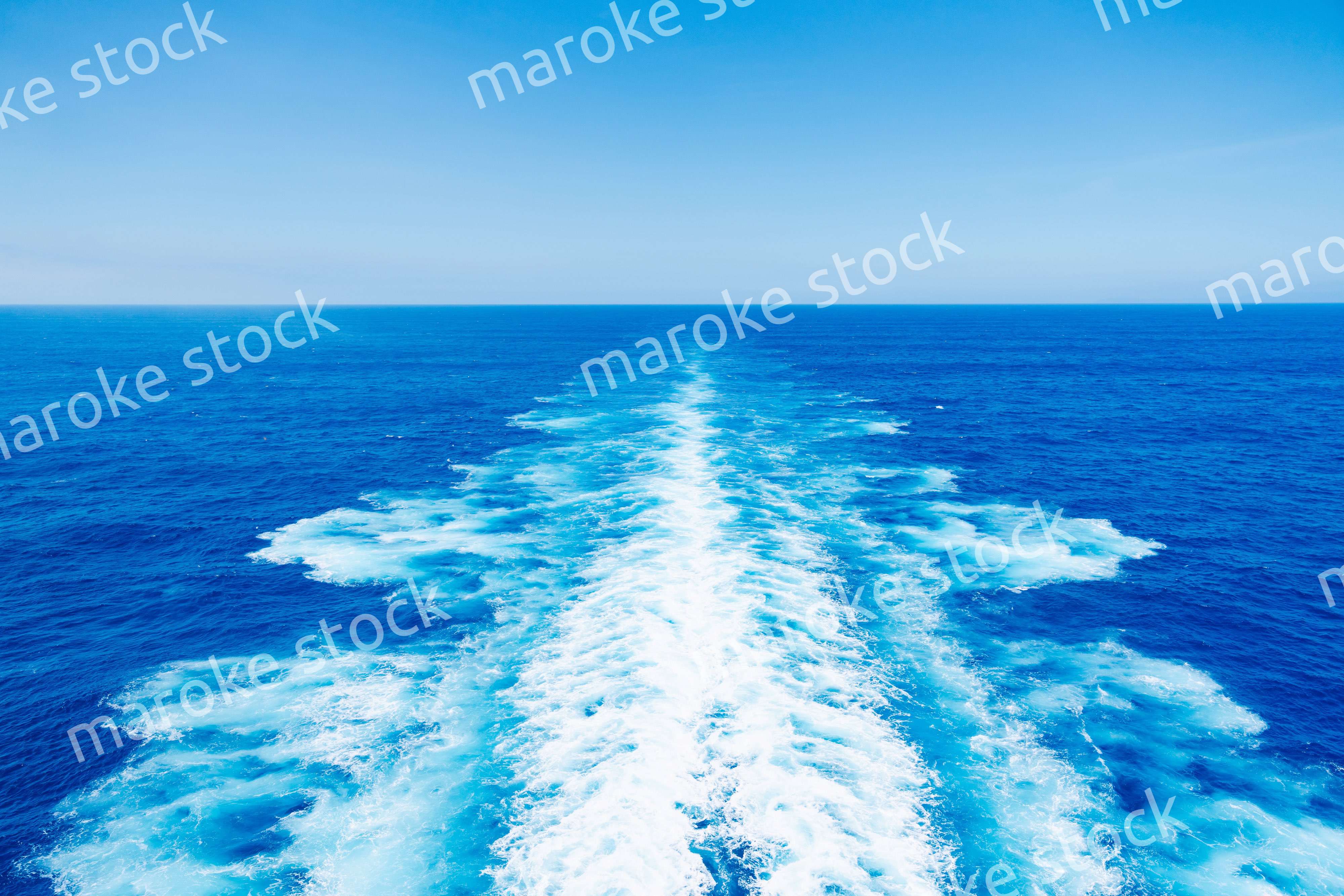 波しぶきを上げて航海をする大型船