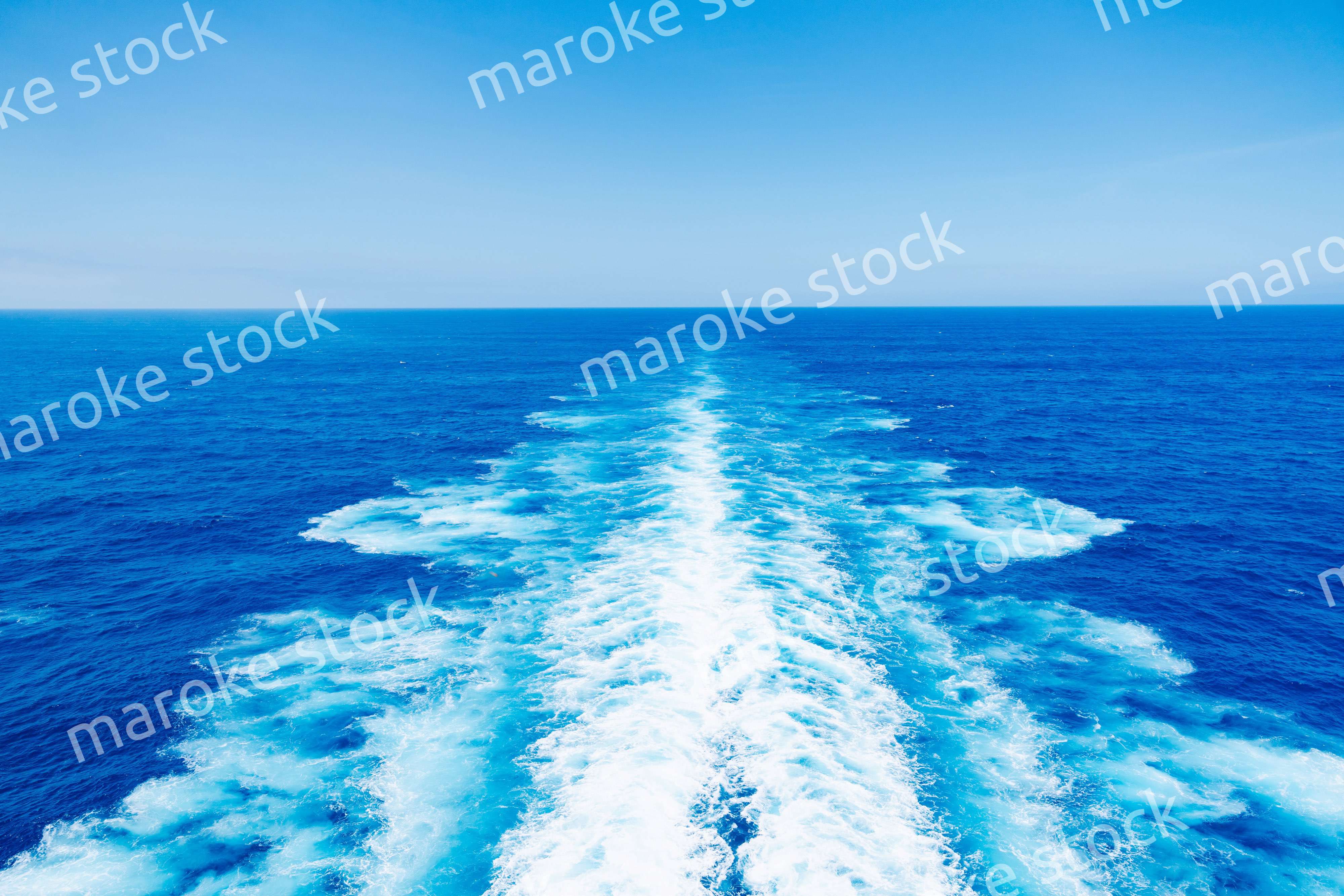 波しぶきを上げて航海をする大型船