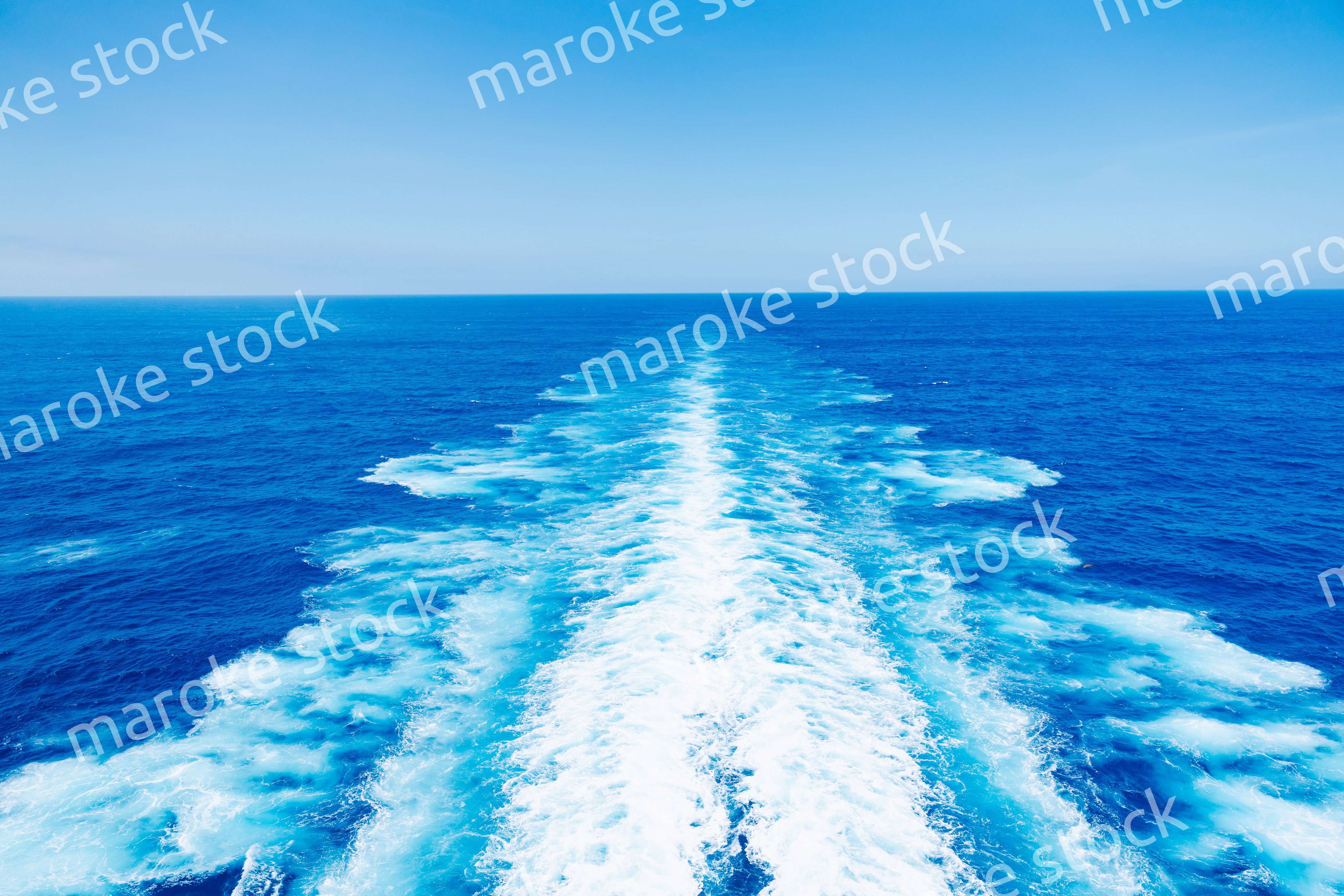 波しぶきを上げて航海をする大型船