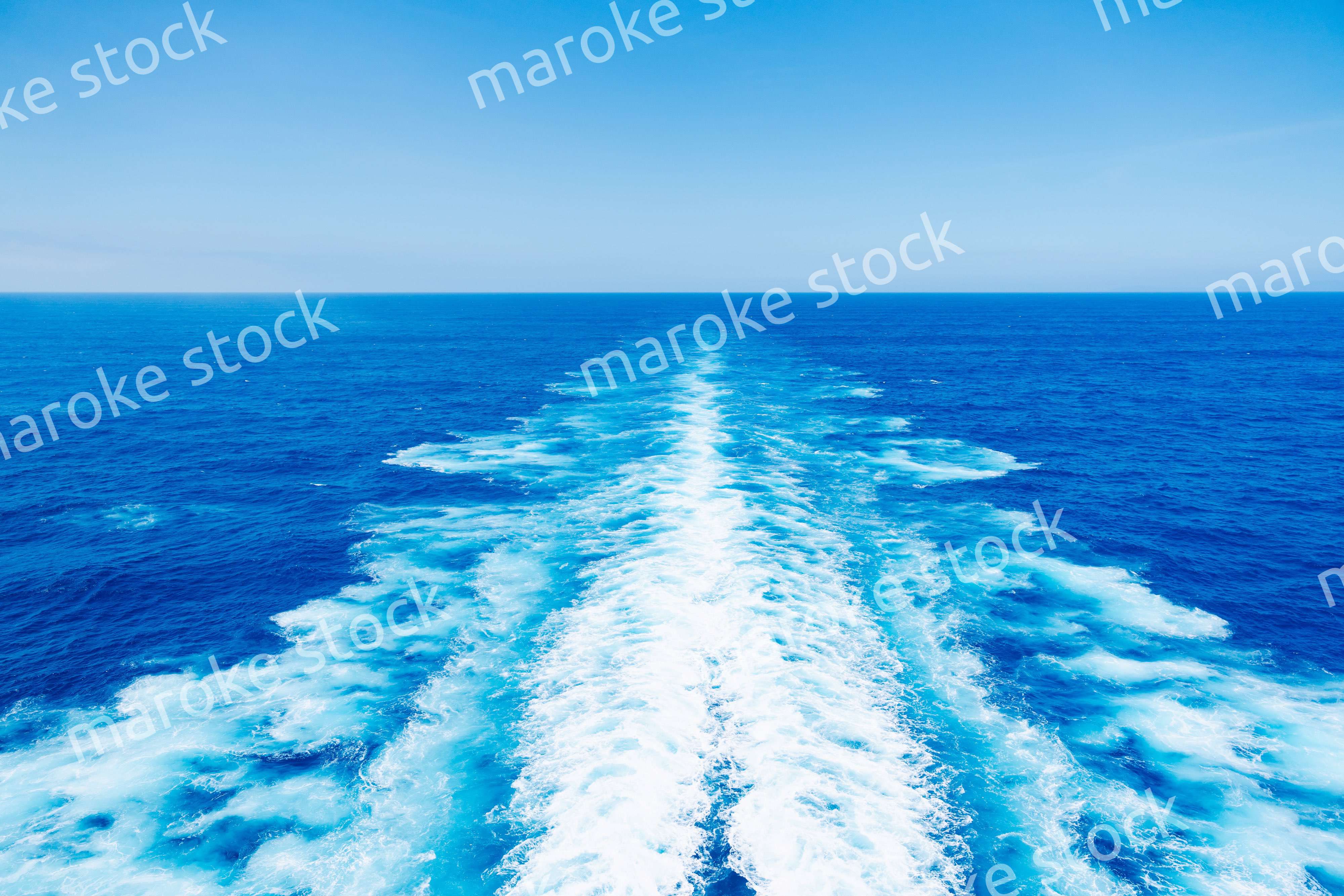 波しぶきを上げて航海をする大型船