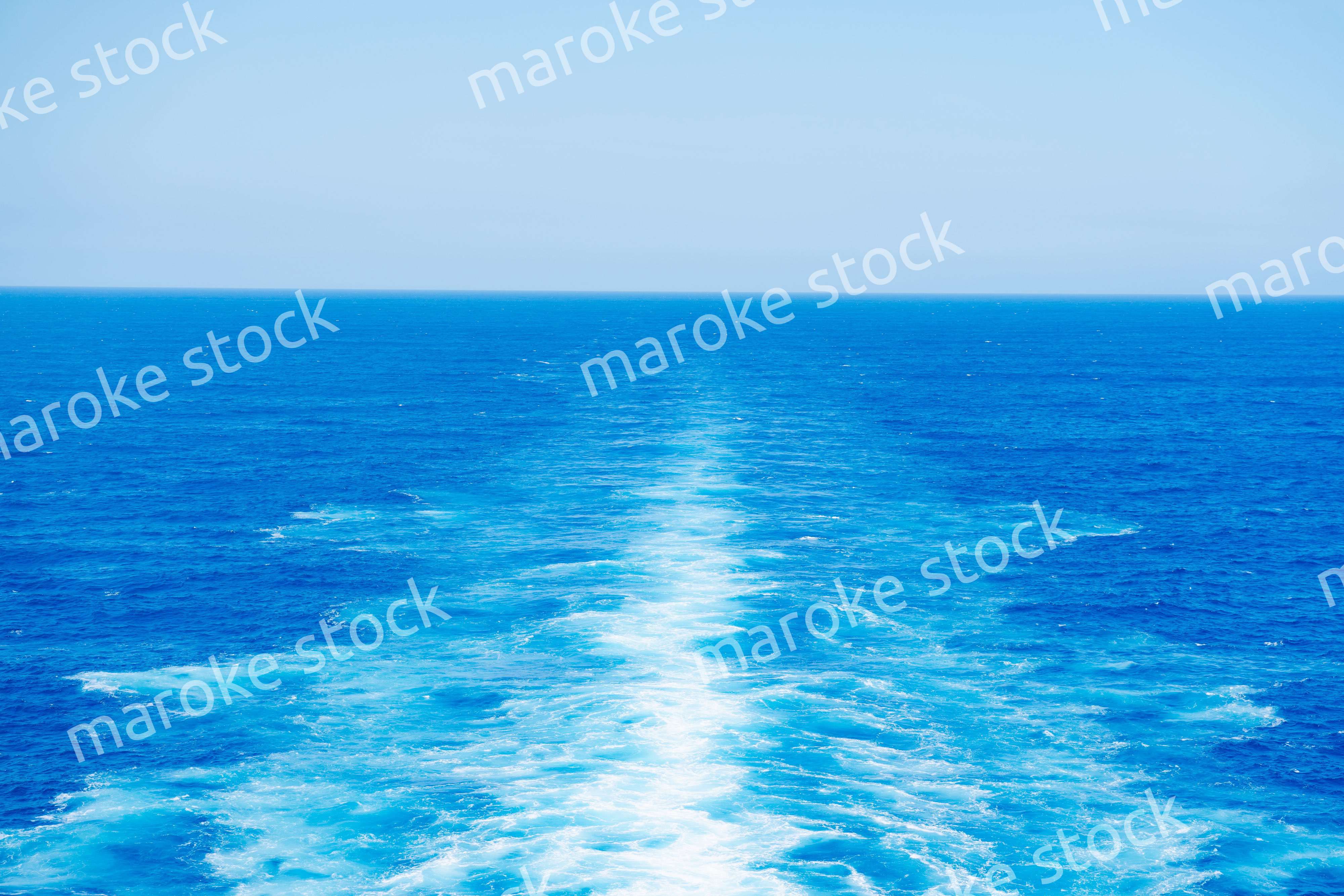 波しぶきを上げて航海をする大型船