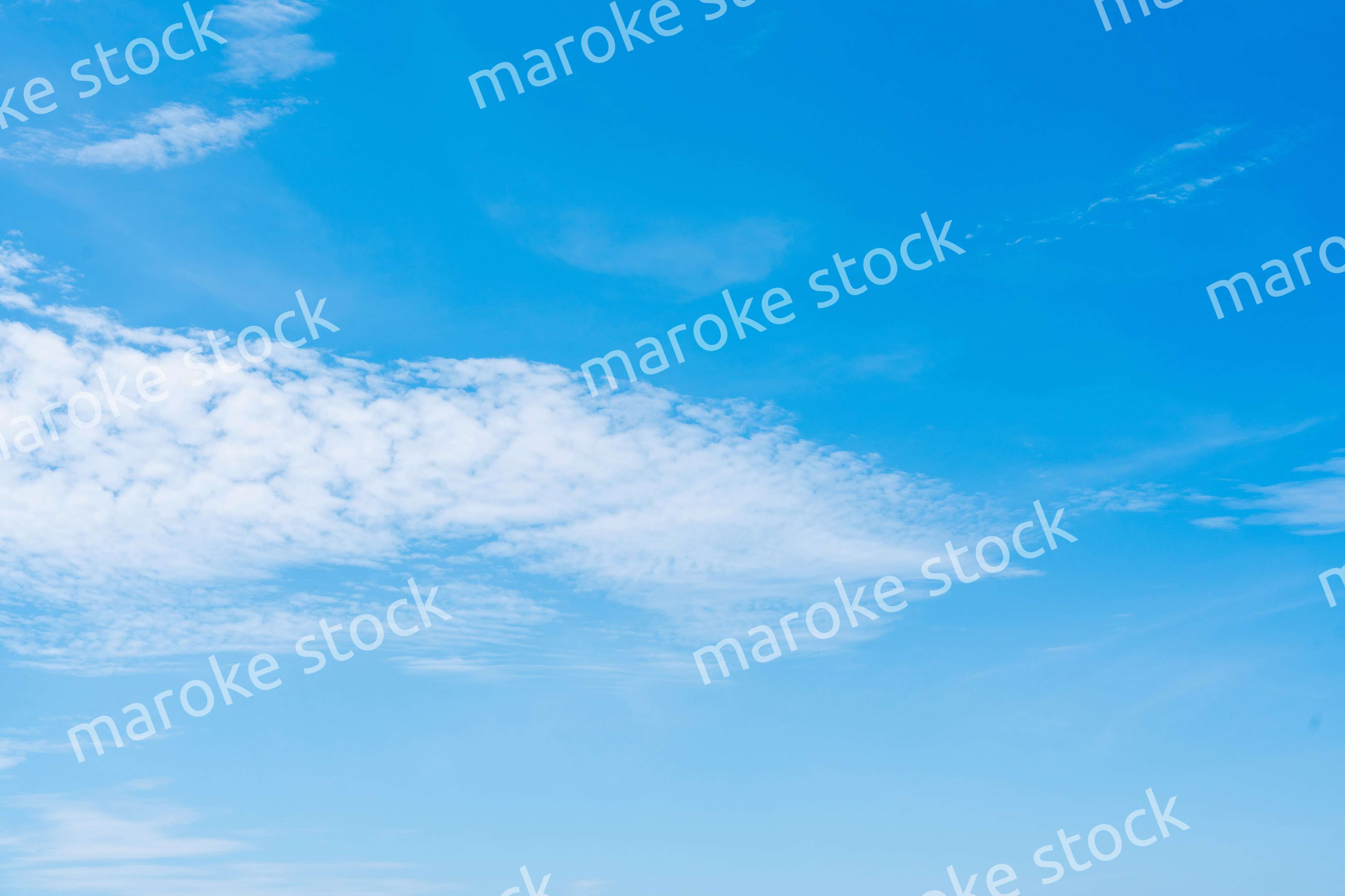 雲が流れる晴れの日の青空