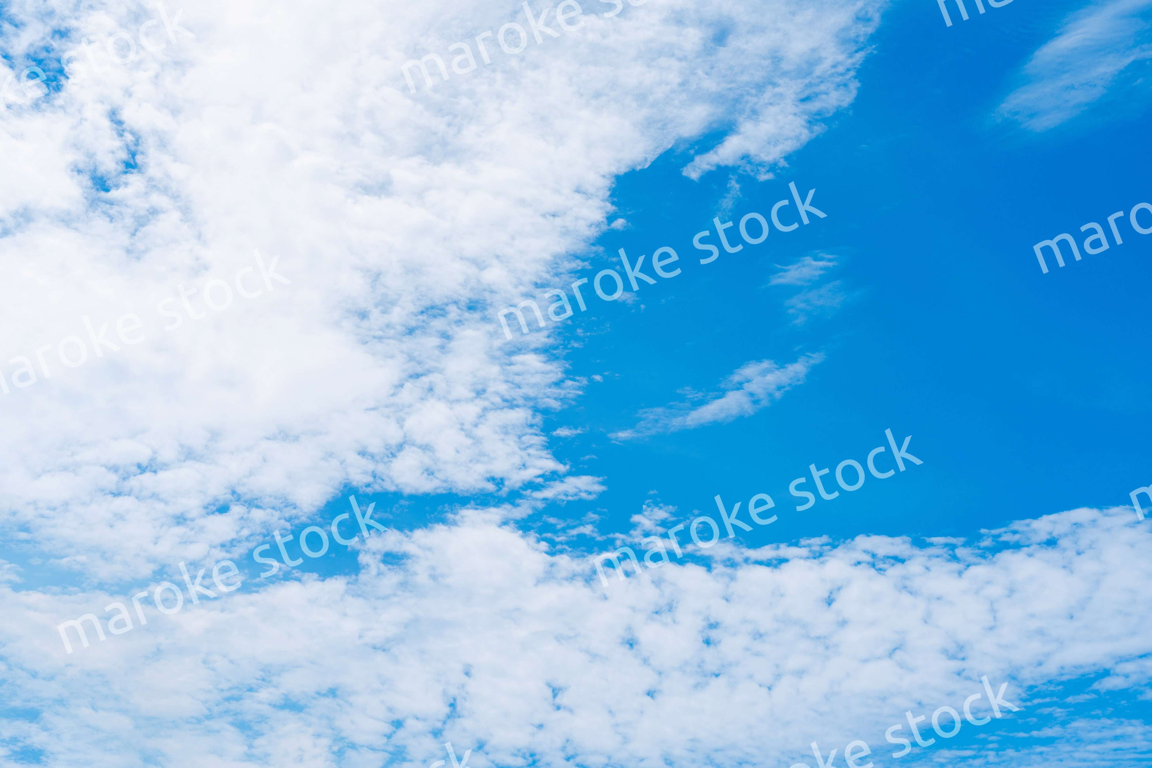 雲が流れる晴れの日の青空