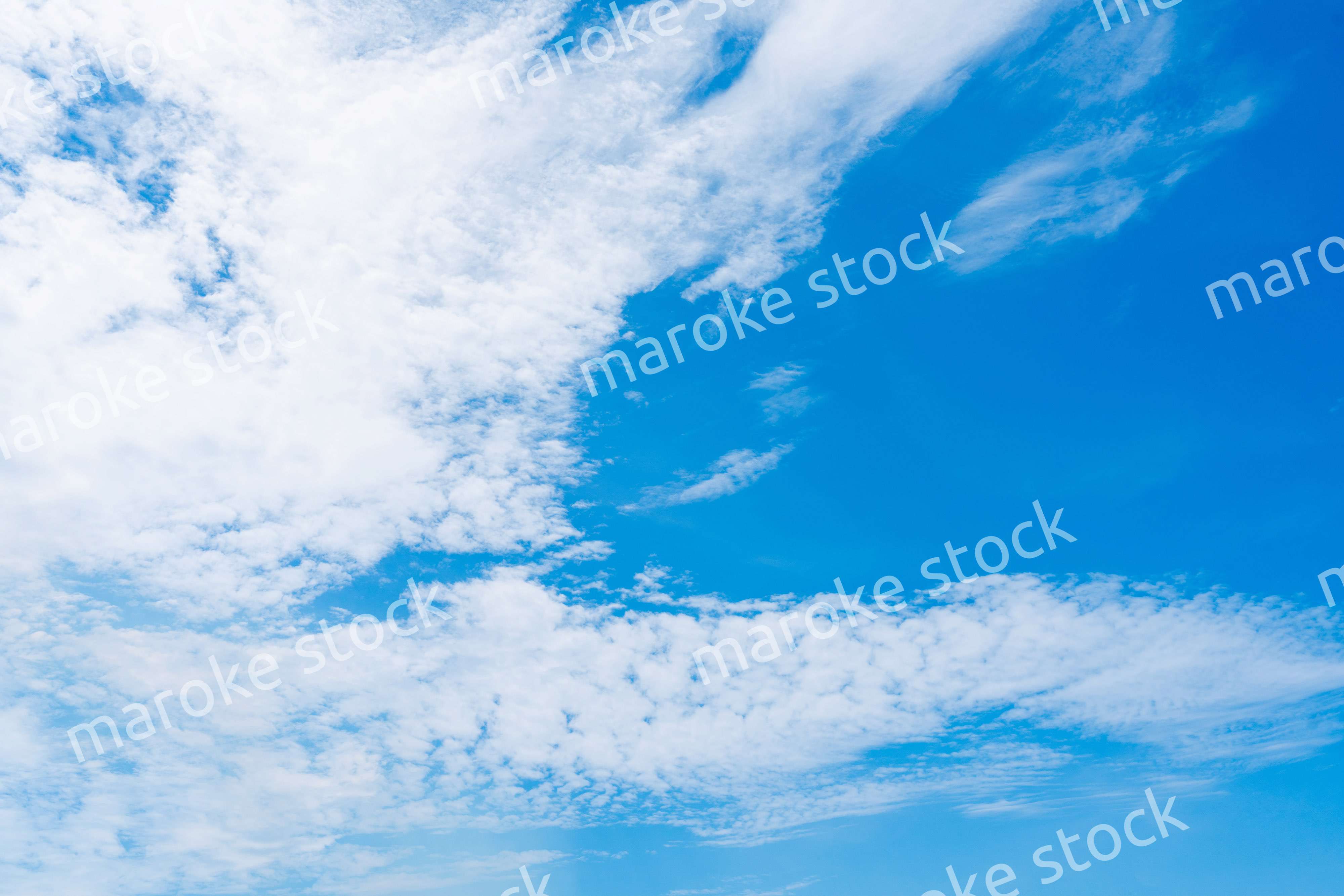 雲が流れる晴れの日の青空