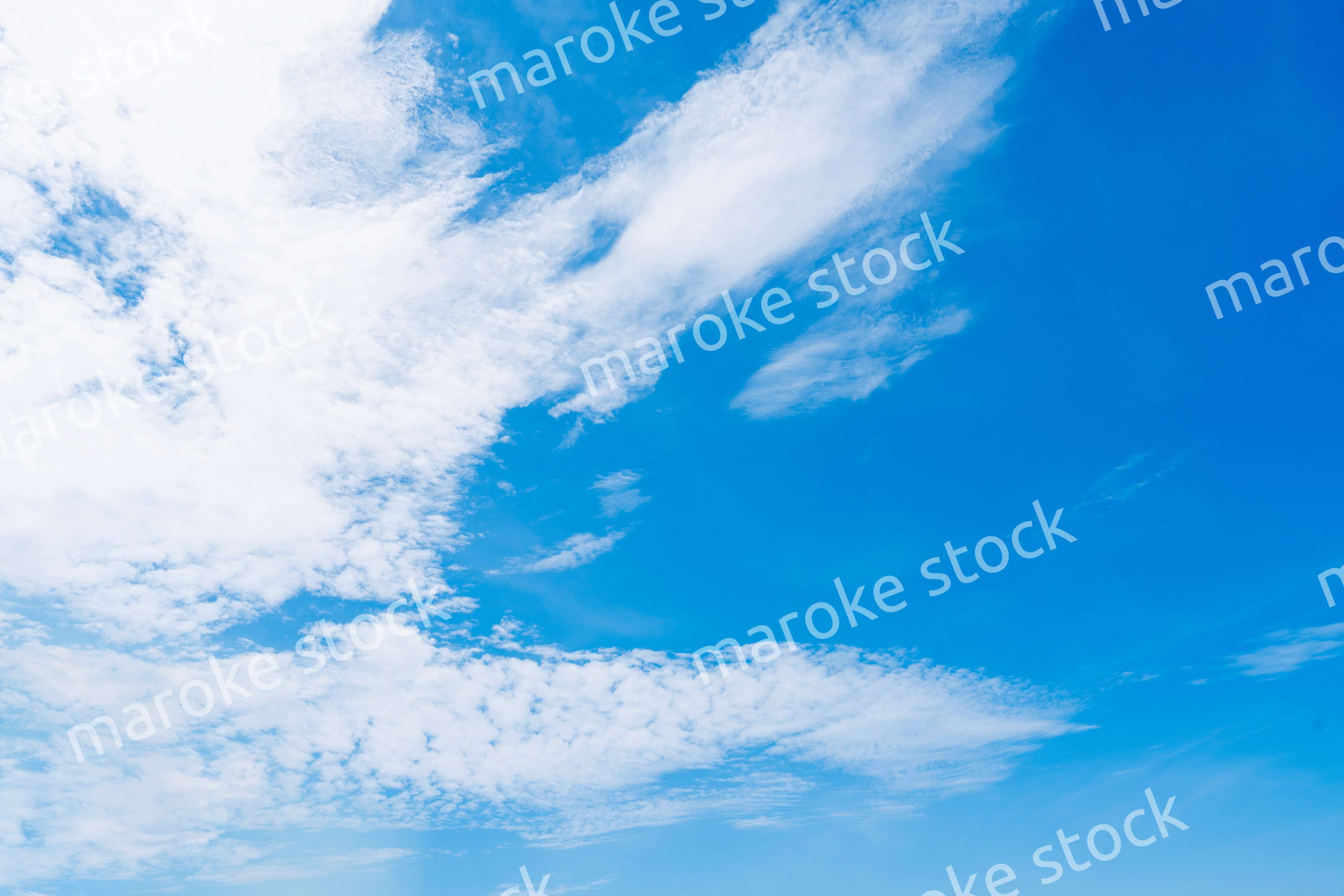 雲が流れる晴れの日の青空