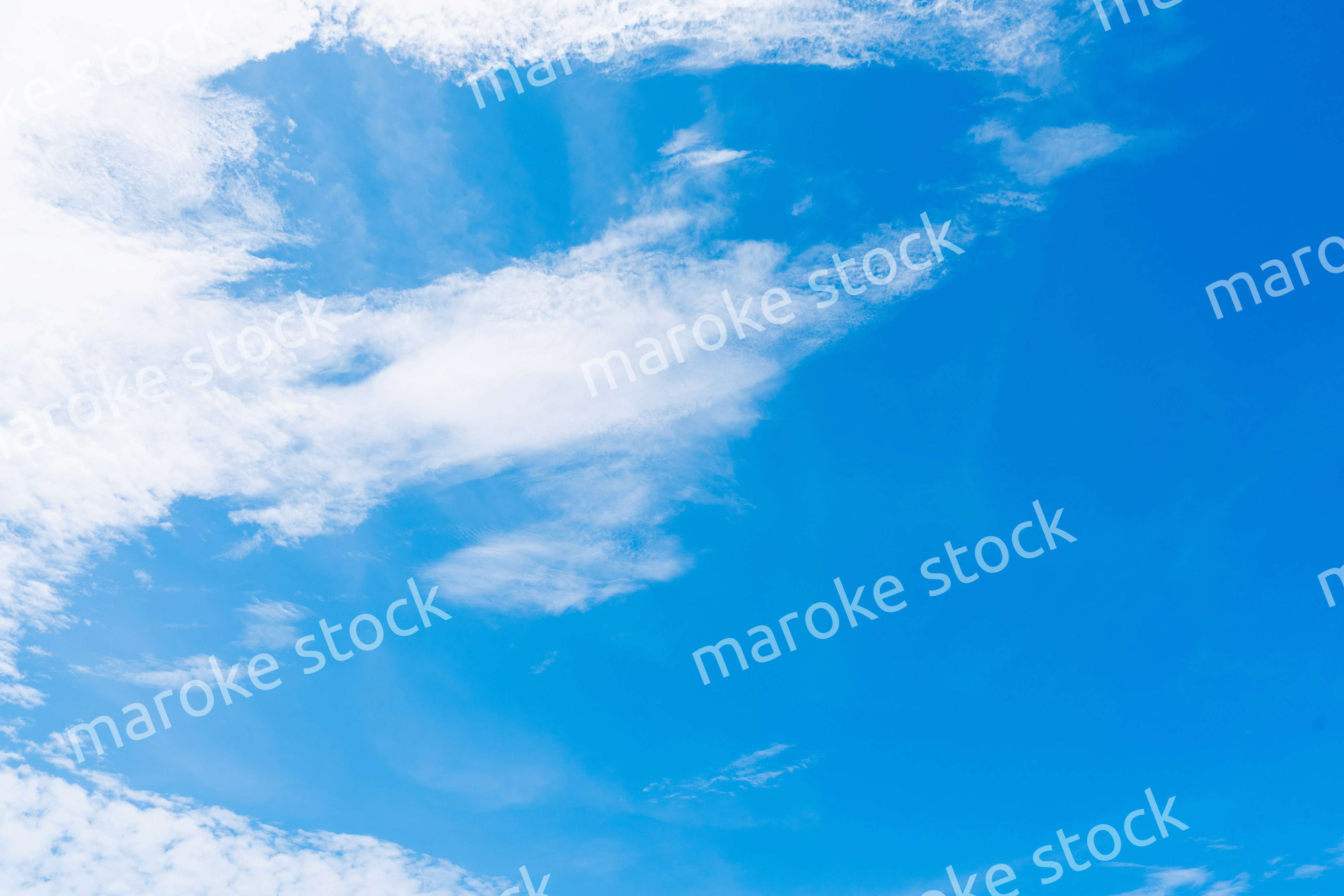 雲が流れる晴れの日の青空