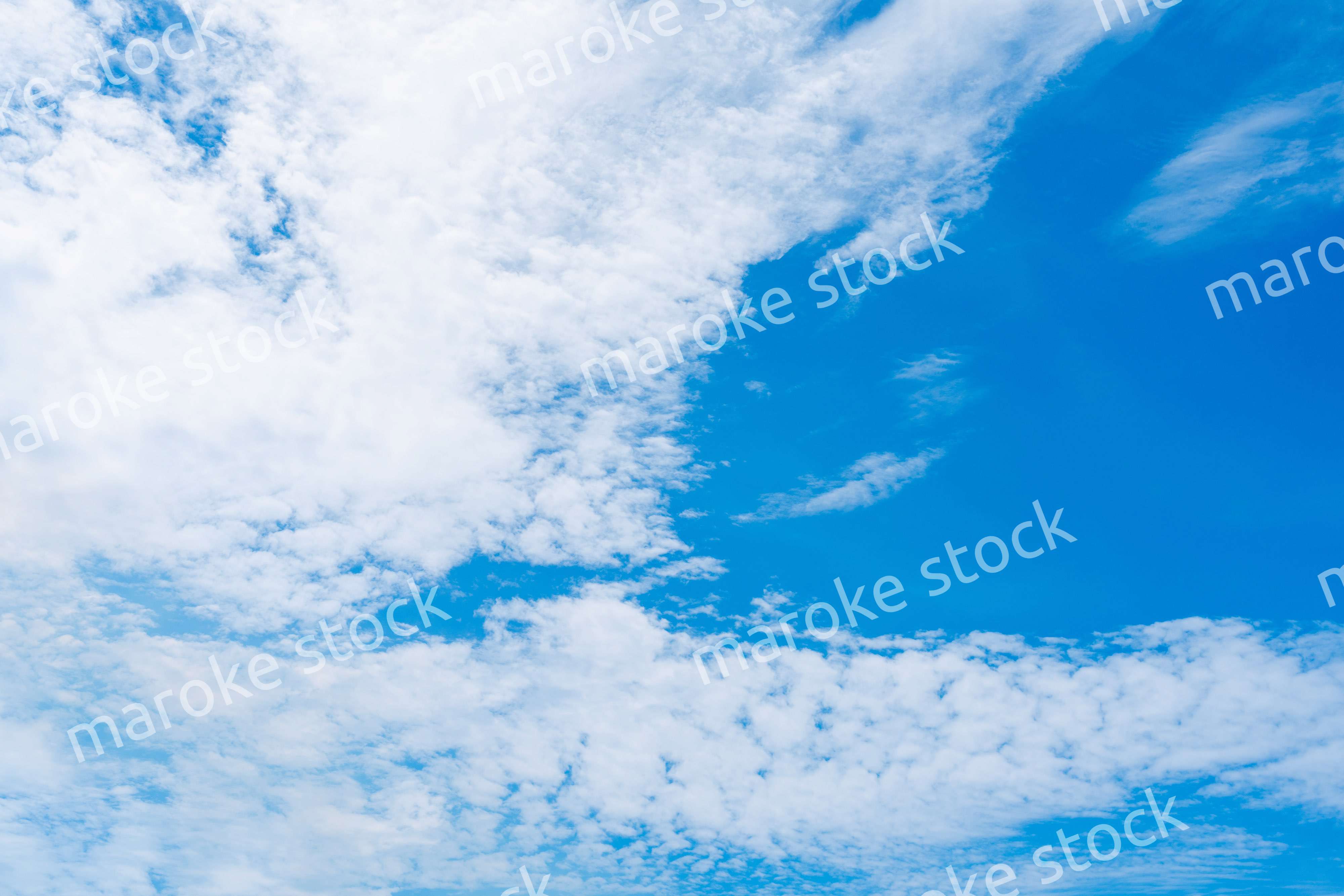 雲が流れる晴れの日の青空