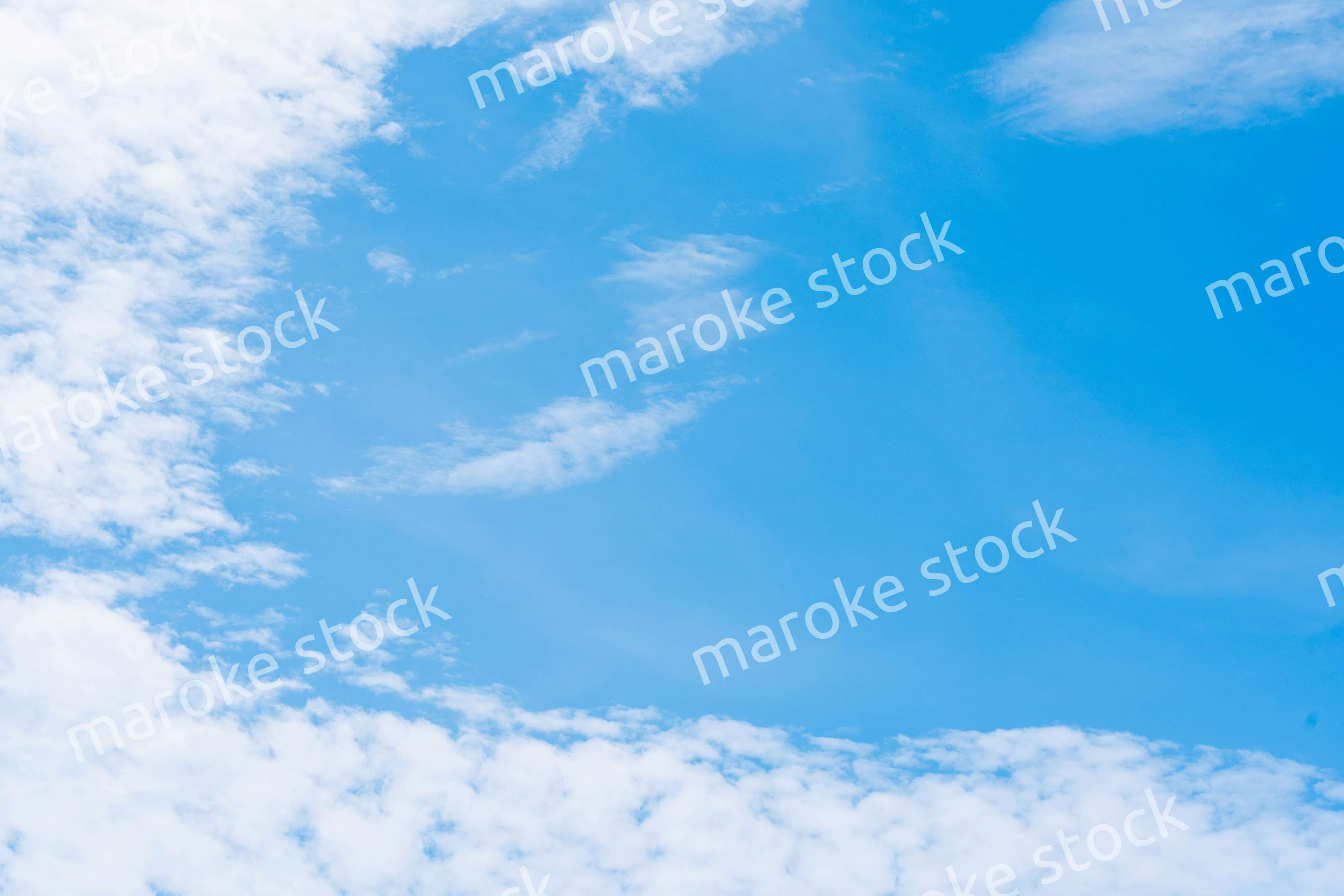 雲が流れる晴れの日の青空