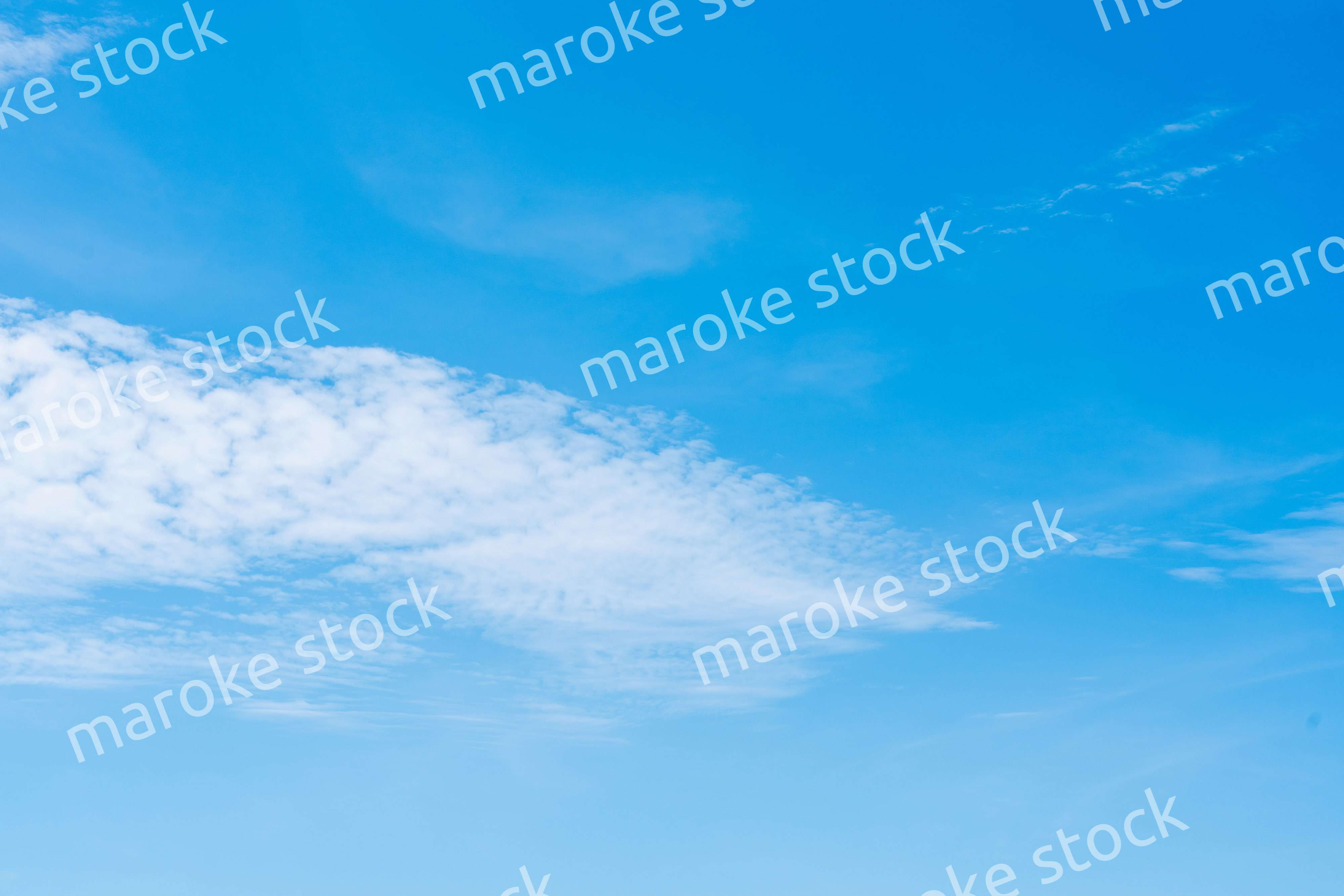 雲が流れる晴れの日の青空